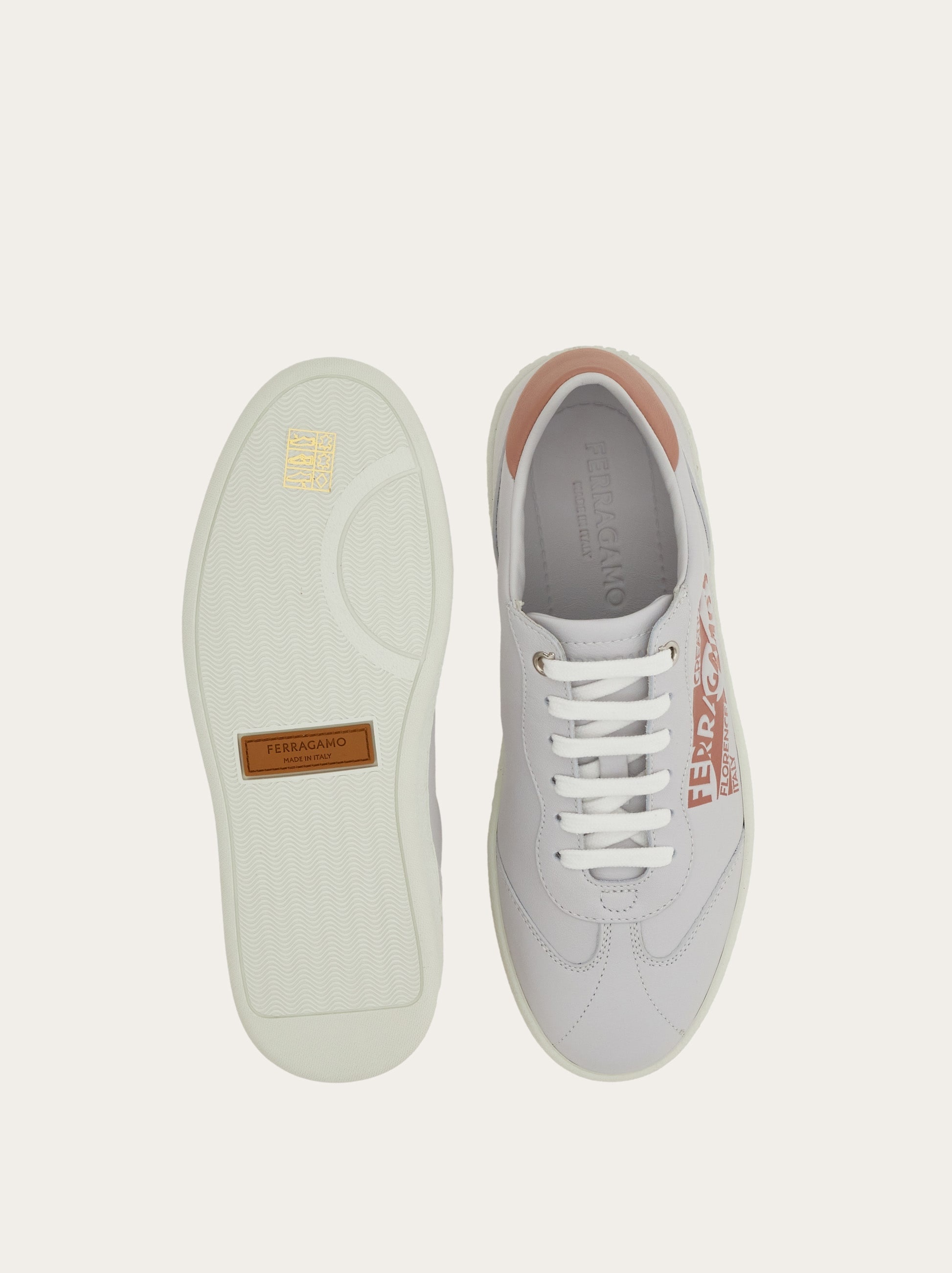 Low top sneaker with logo - 6
