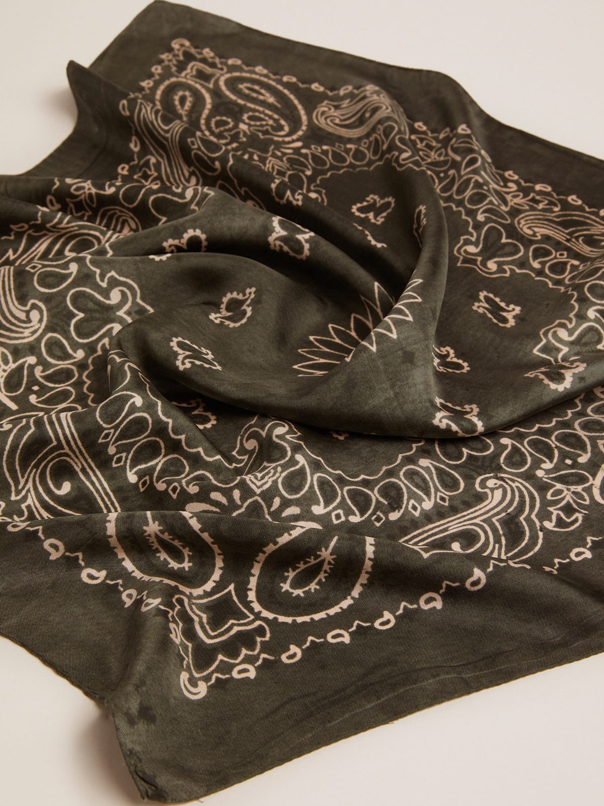 Moss-green scarf with paisley pattern - 2