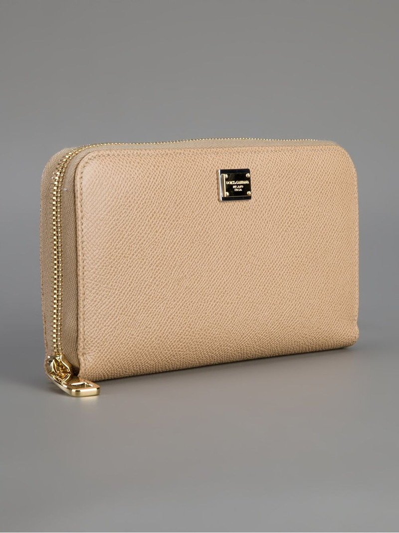 Dolce & Gabbana classic purse outlook