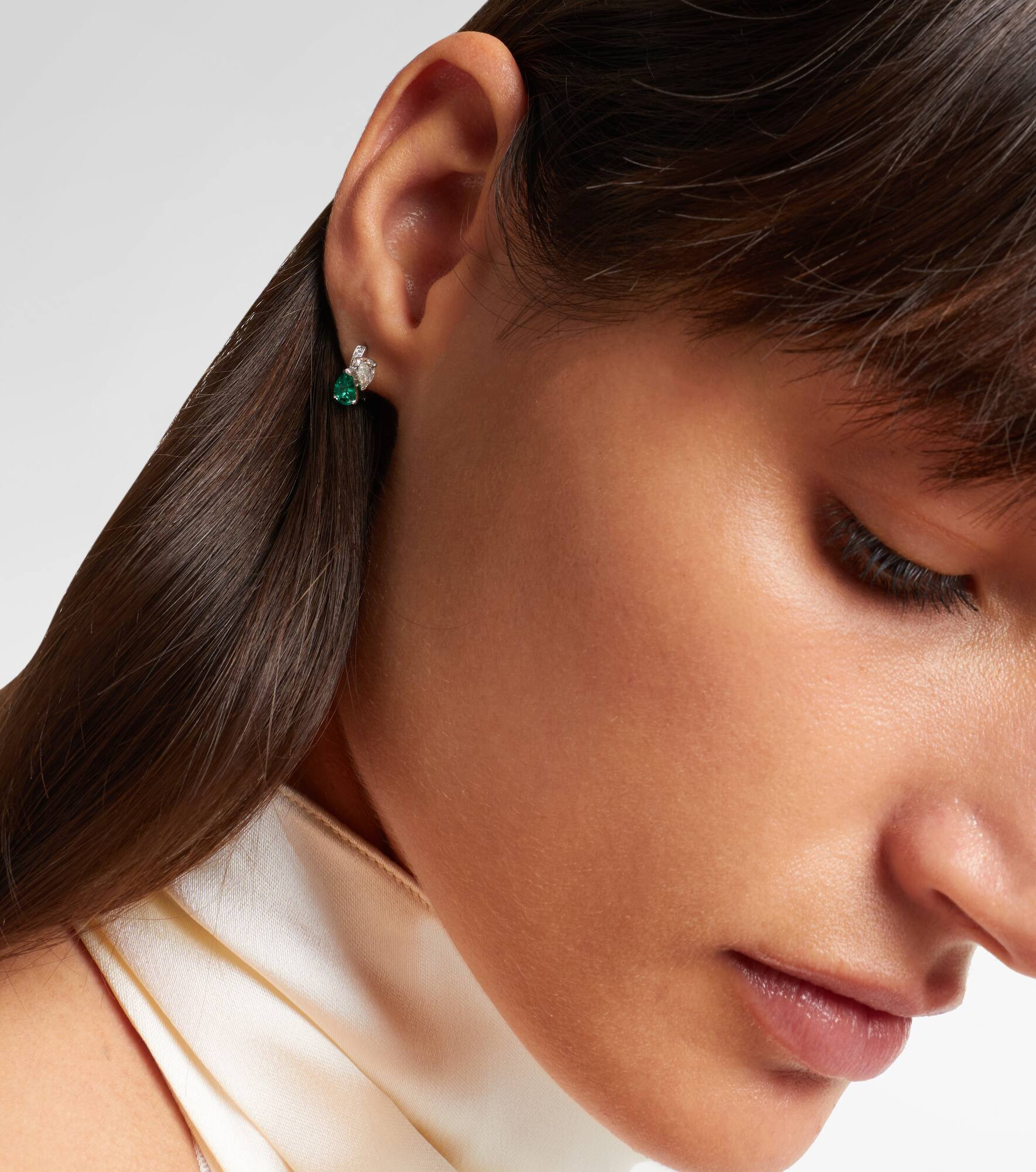 Serti Sur Vide 18kt white gold single earring with diamonds and emerald - 3