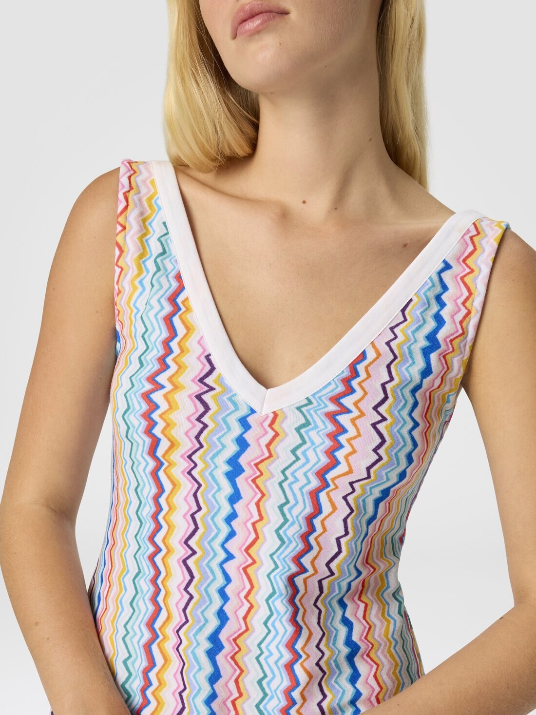 Short Cover-Up Dress with Iconic Zigzag Pattern and V-Neck - 5
