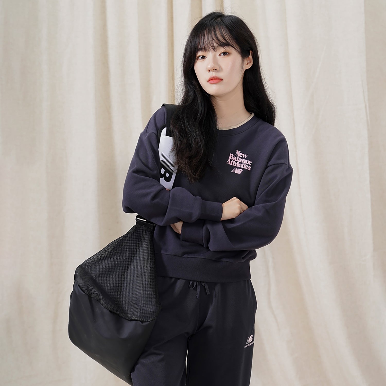 (WMNS) New Balance Athletics 70s Crewneck Sweatshirt 'Black Pink' AWT23552-PHM - 4