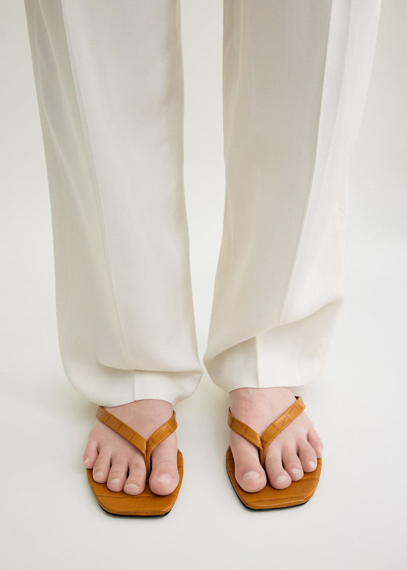 TOTEME Croco-embossed flip flops tangerine outlook