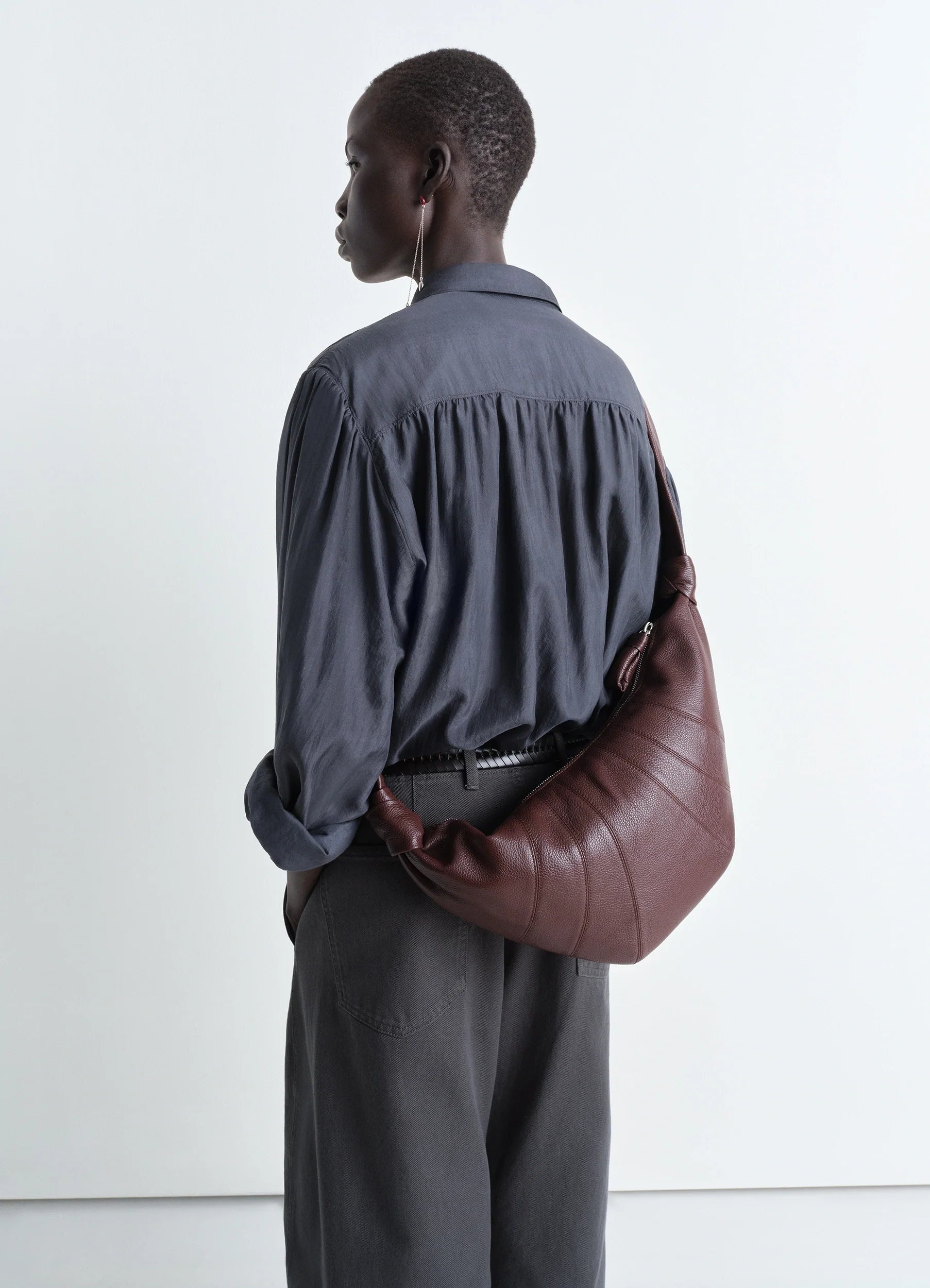 バッグ lemaire Medium Croissant Bag Lemaire Medium Croissant Bag in Black Curated at Jake and Jones
