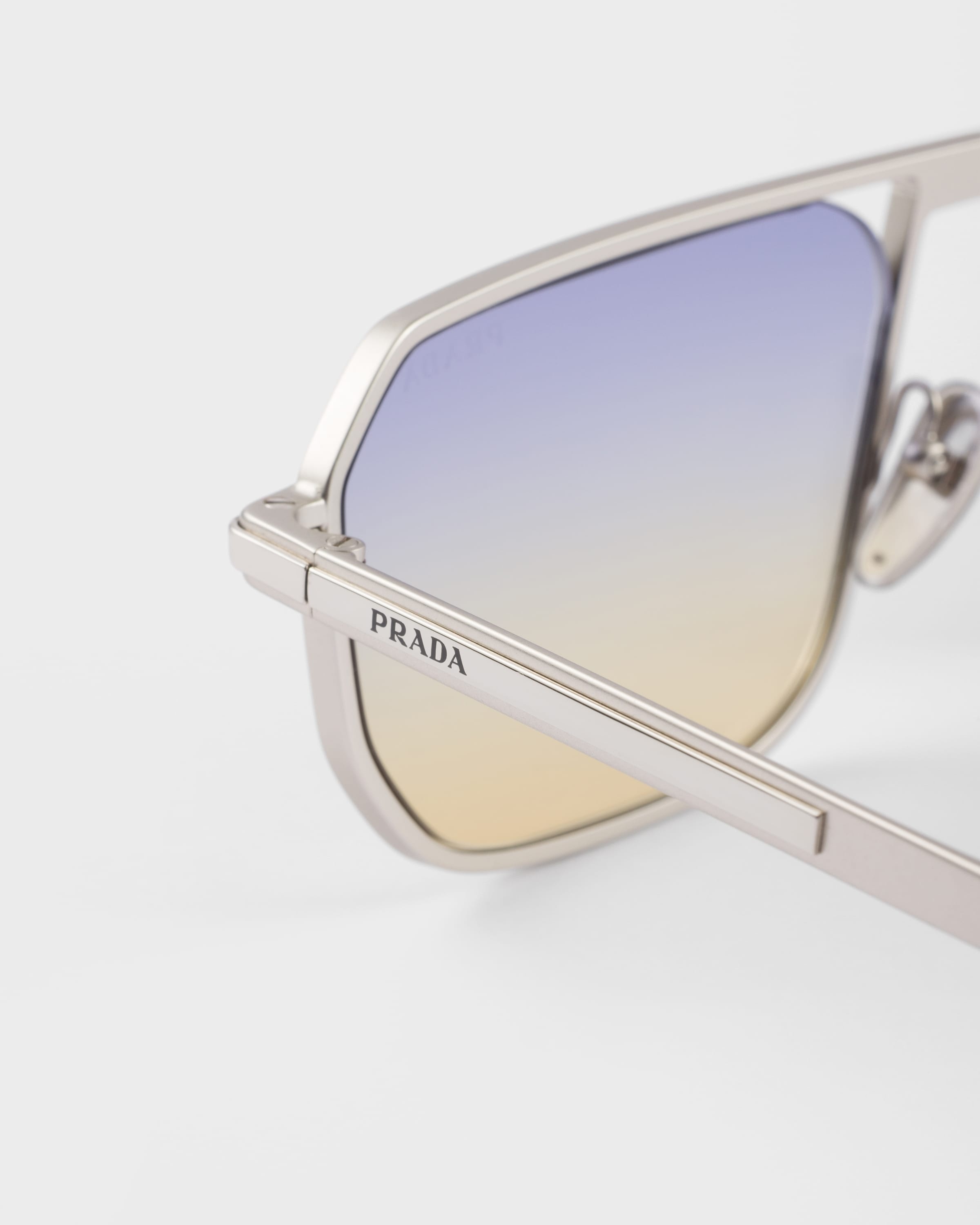 Sunglasses with the iconic metal plaque - 5