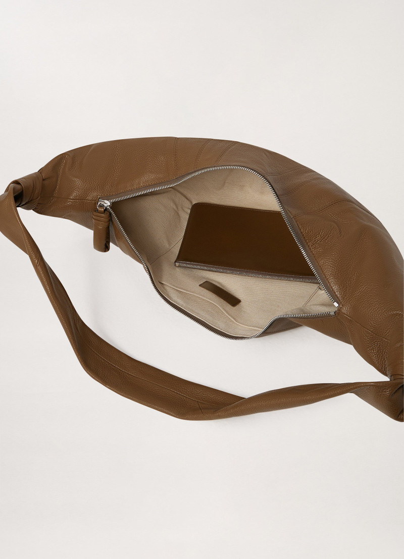 LARGE CROISSANT BAG
GRAINED LEATHER 13