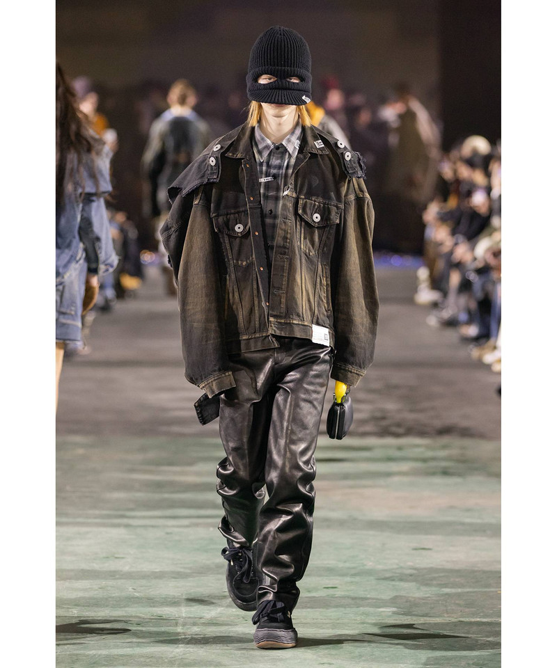 "TOY" Banana Handle Chain Shoulder Wallet 12