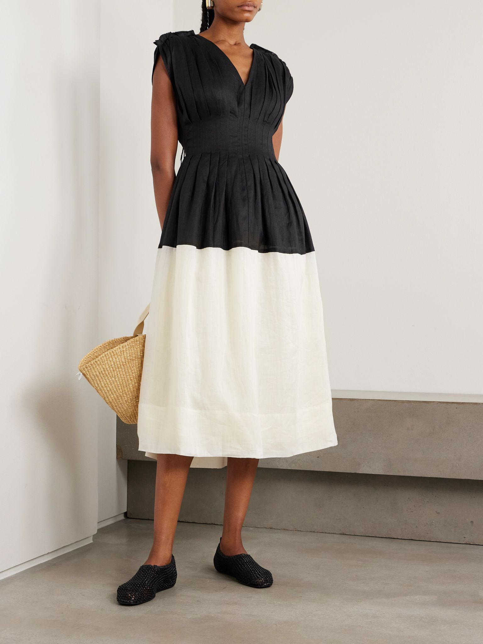 Nicola two-tone pintucked ramie midi dress Black - 2