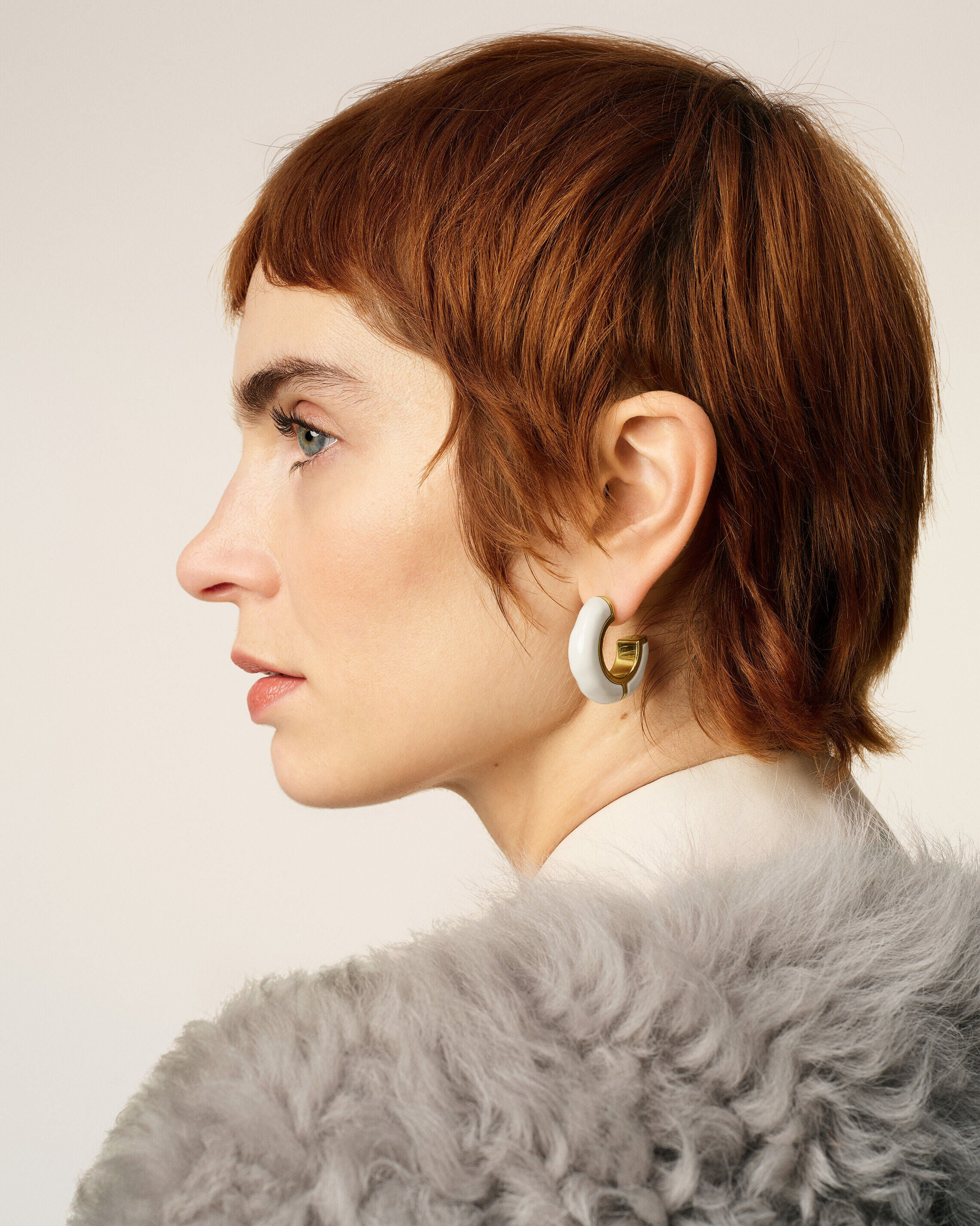 WHITE BRASS HAMMERED LACQUERED EARRINGS - 2