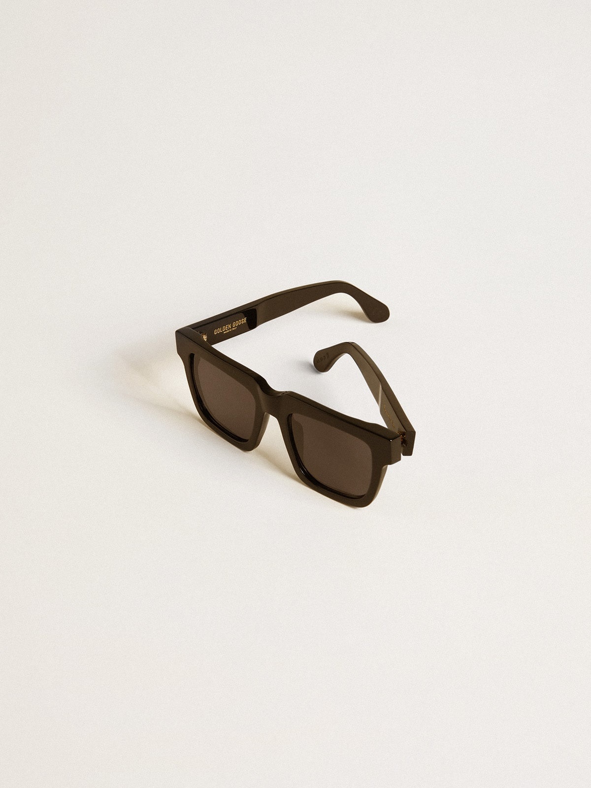 Square-style Jamie sunglasses with black frame and gold logo - 2