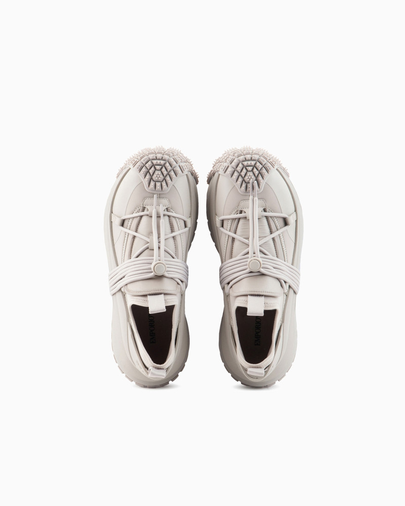 Nylon sneakers 와 scuba 세부사항 과 drawstring 3