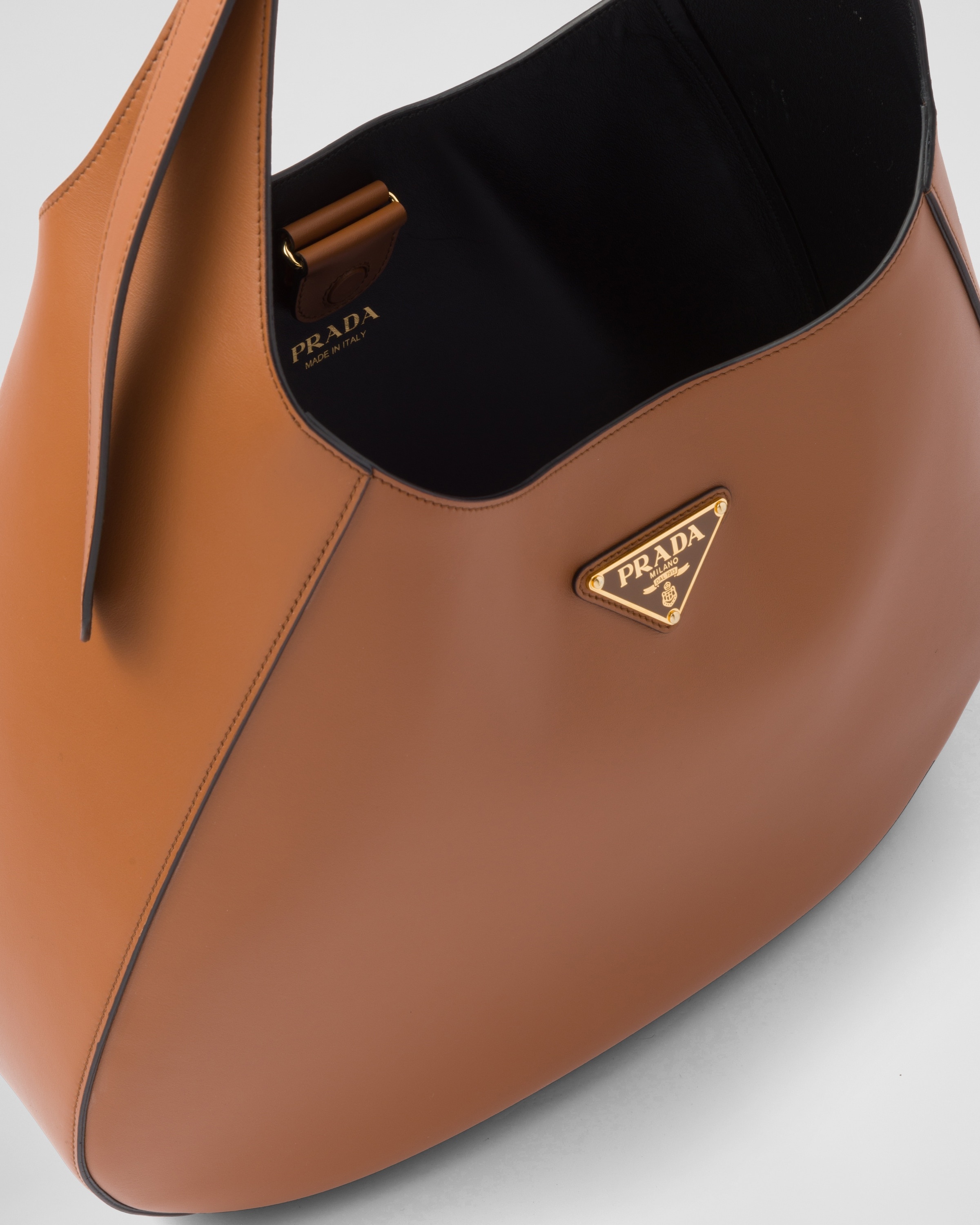 ショルダーバッグ・ポシェット PRADA | Large leather shoulder bag with topstitching Prada Large leather shoulder bag with topstitching | REVERSIBLE