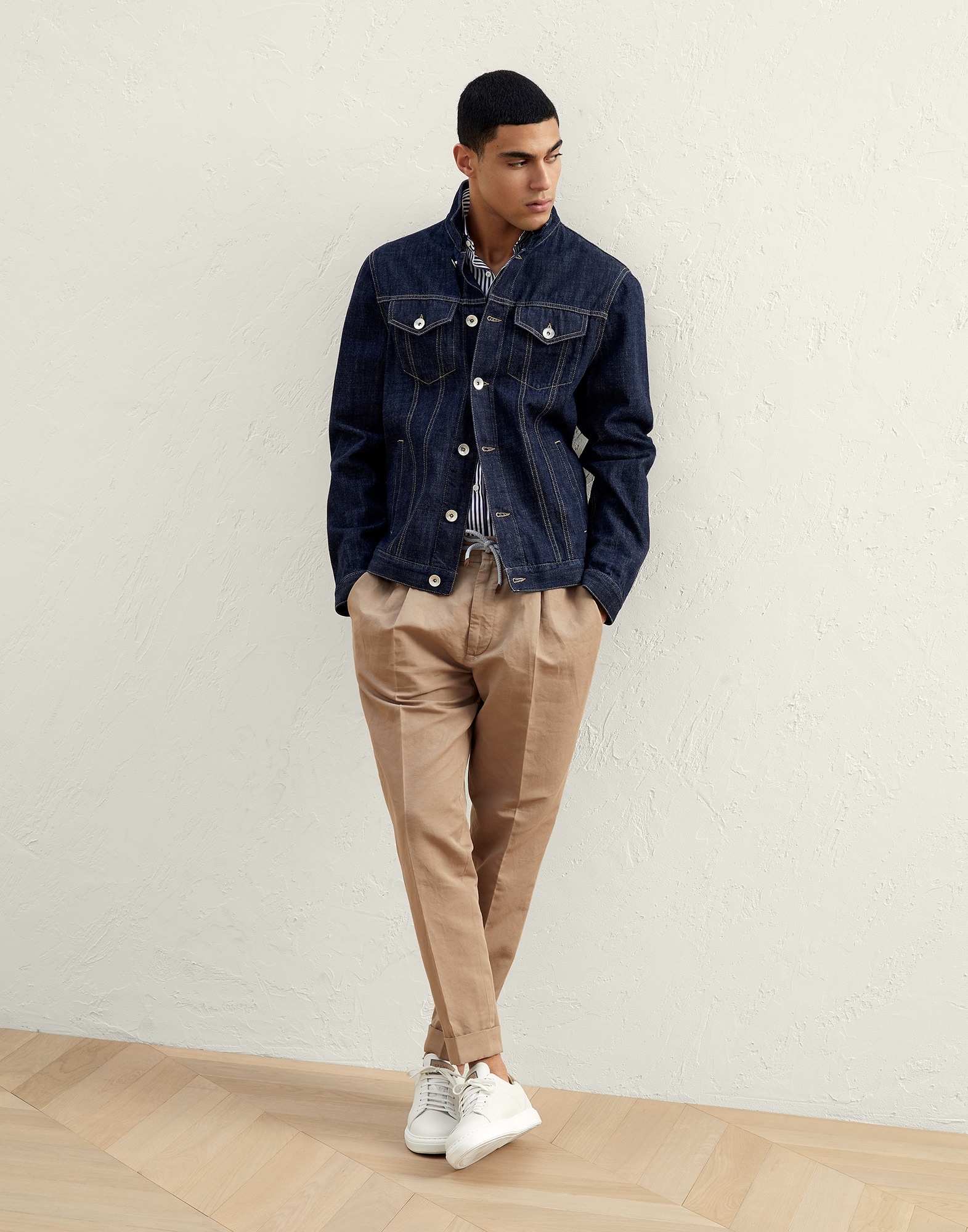 Garment-dyed leisure fit trousers in twisted linen and cotton gabardine with drawstring and pleat - 4