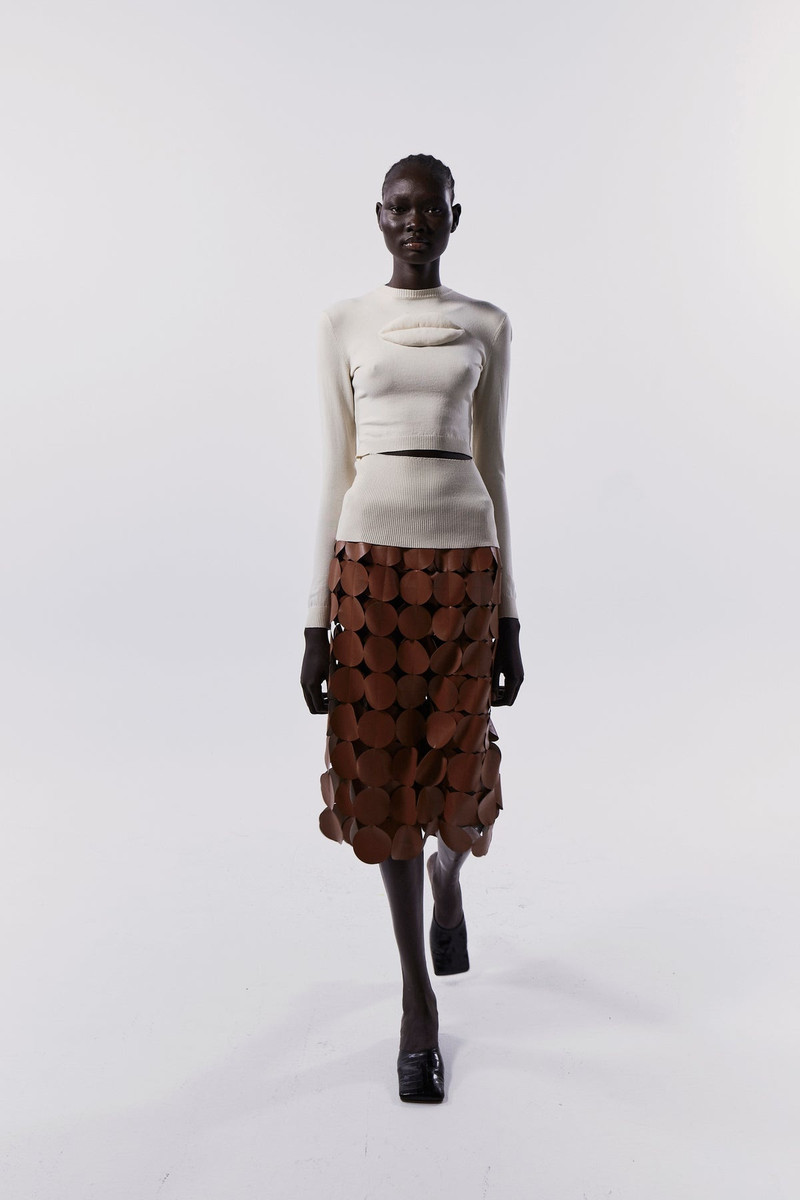 KNIT TOP FRONT WAIST LINE CUTOUT LIP APPLIQUÉ IVORY 9