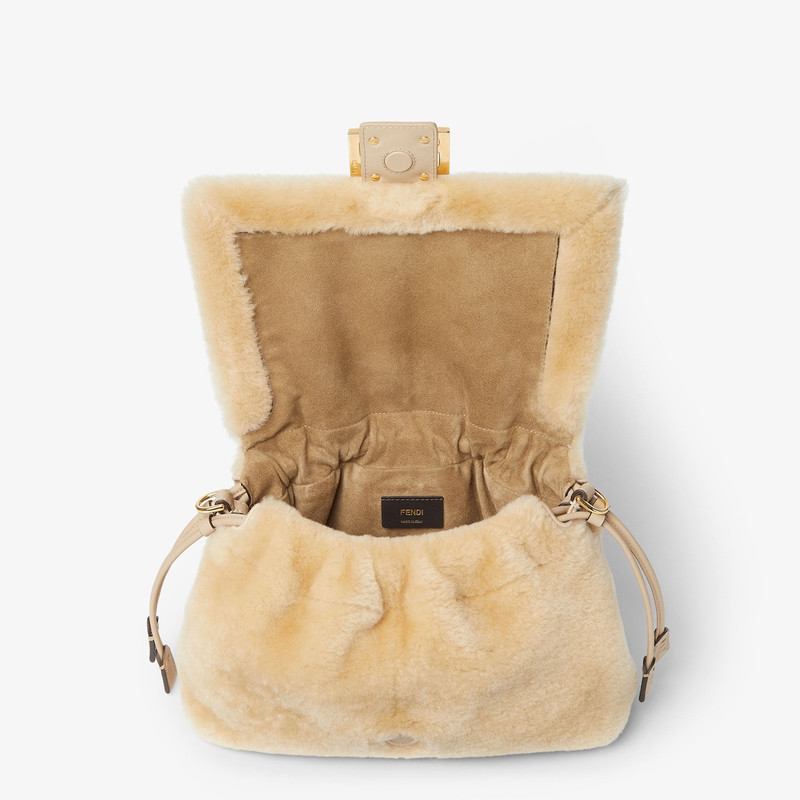 FENDI Mamma Baguette Medium outlook