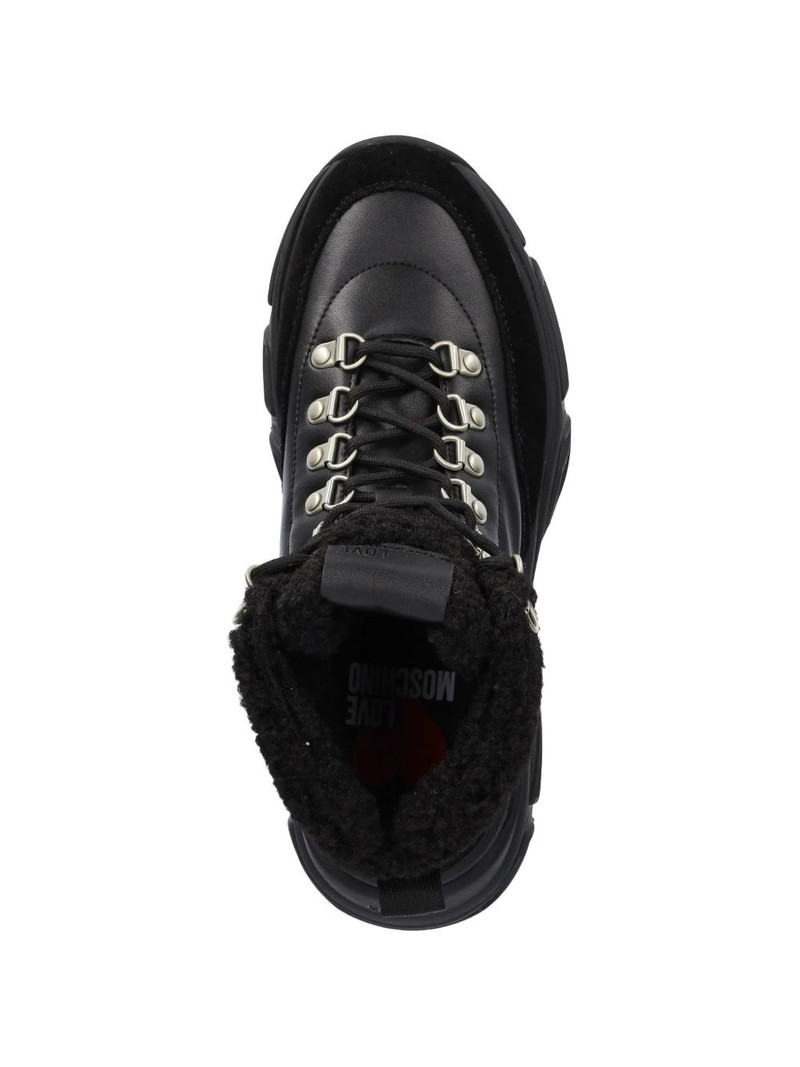 logo-detail boots 3