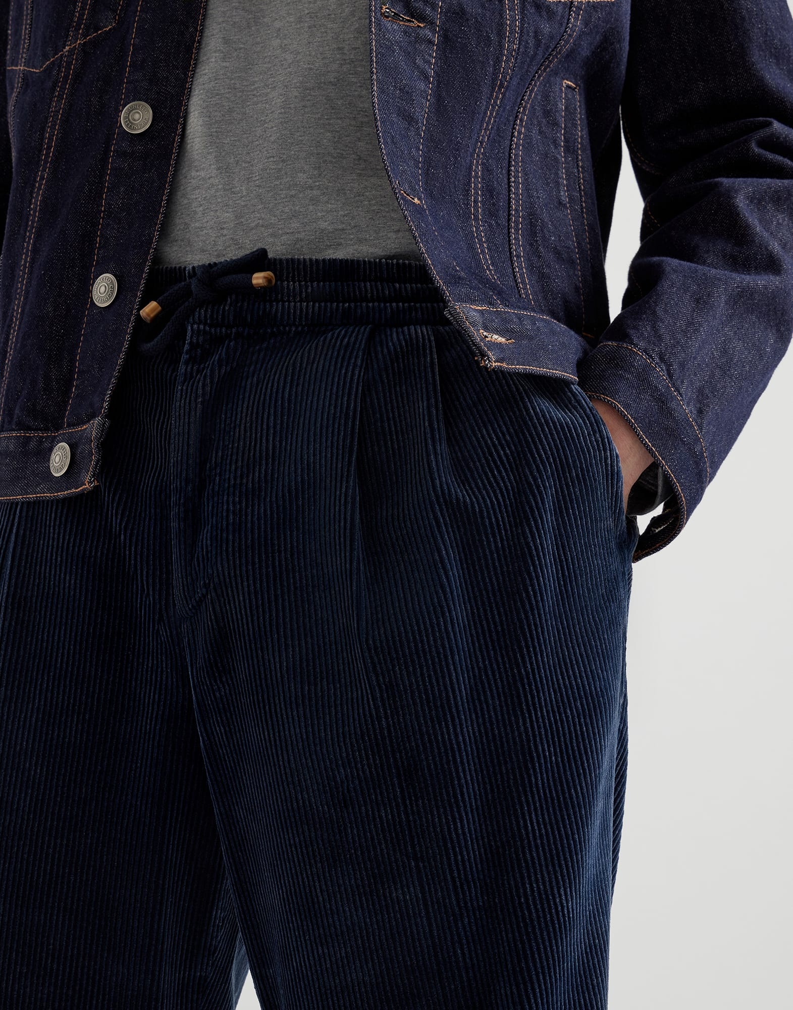 Garment-dyed leisure fit trousers in cotton corduroy with drawstring and double pleats - 3