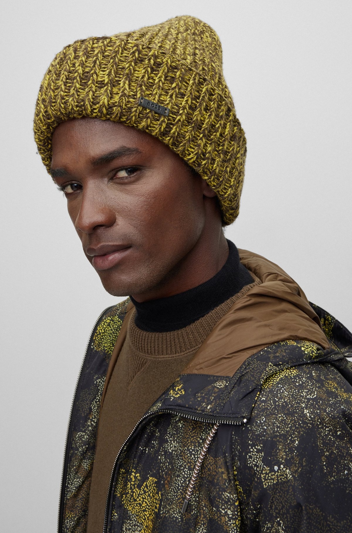 CHUNKY-KNIT BEANIE HAT WITH FAUX-LEATHER LOGO PLAQUE - 3