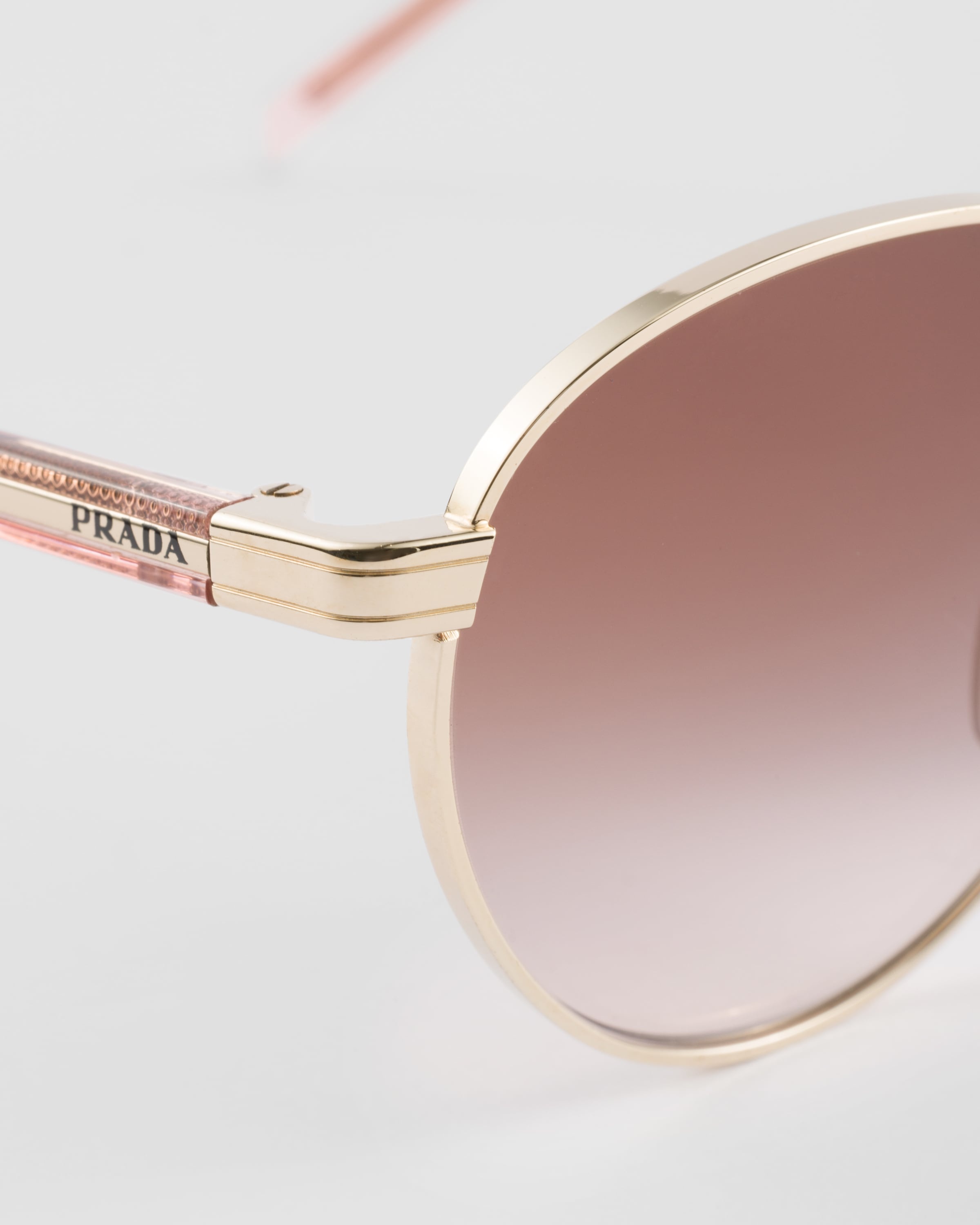 Sunglasses with the iconic metal plaque - 5