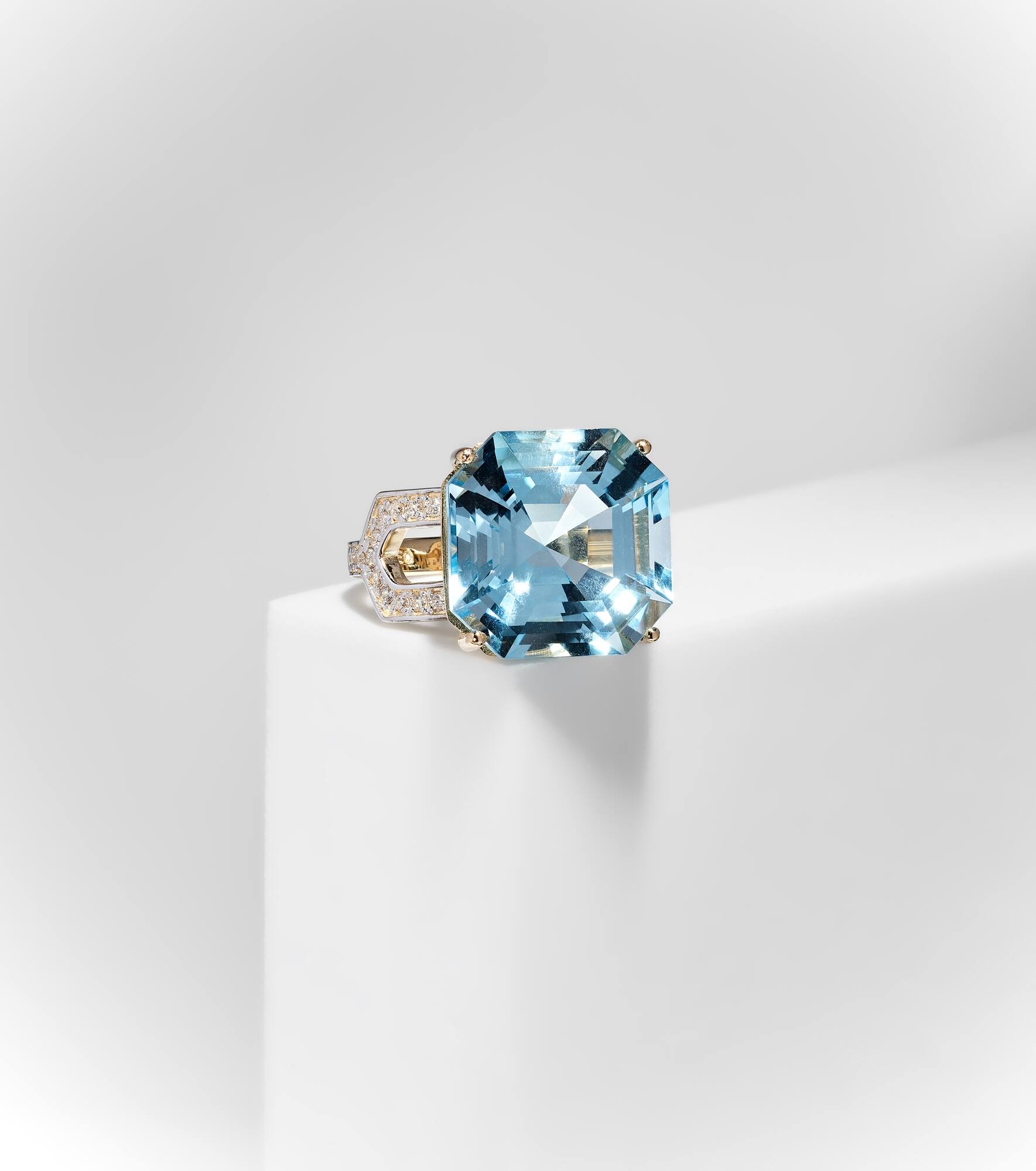 14kt gold ring with topaz and diamonds - 5