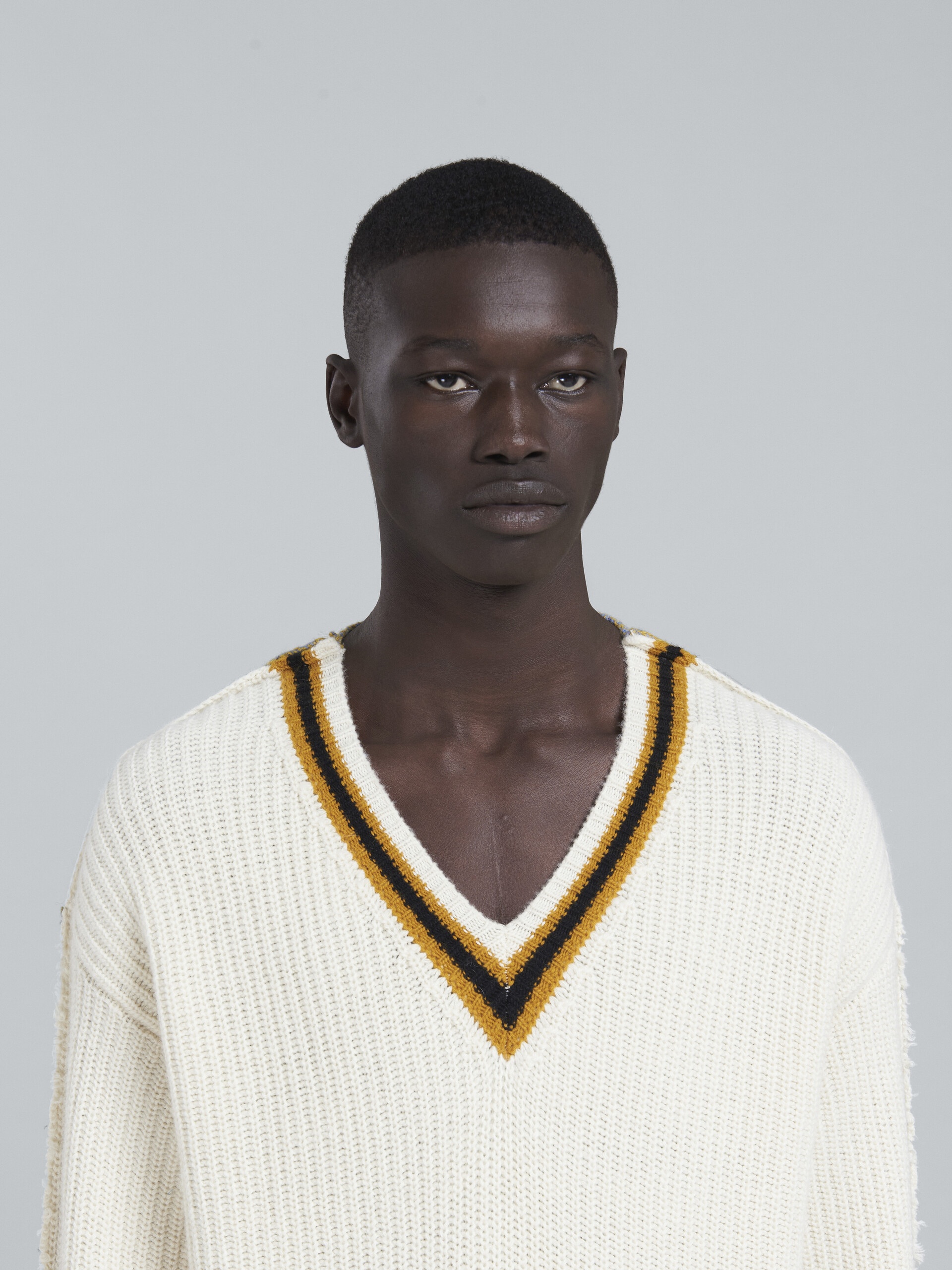 WHITE KNITTED V-NECK SWEATER - 4