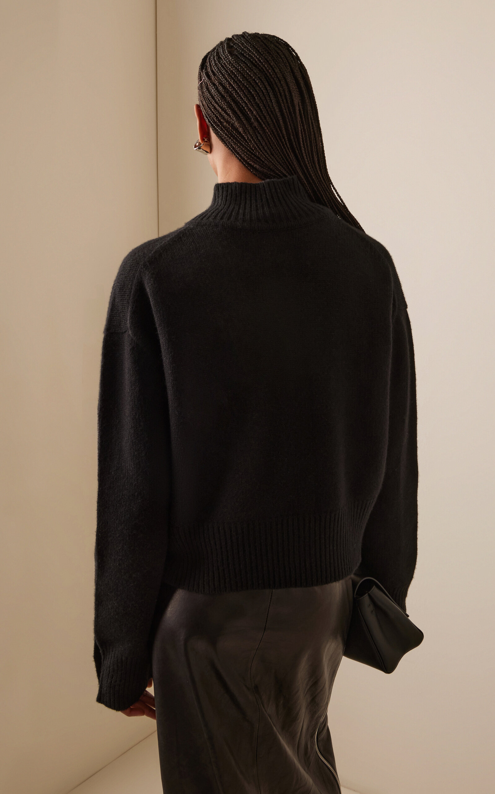 The Rowe Cropped Cashmere Henley Sweater black - 4