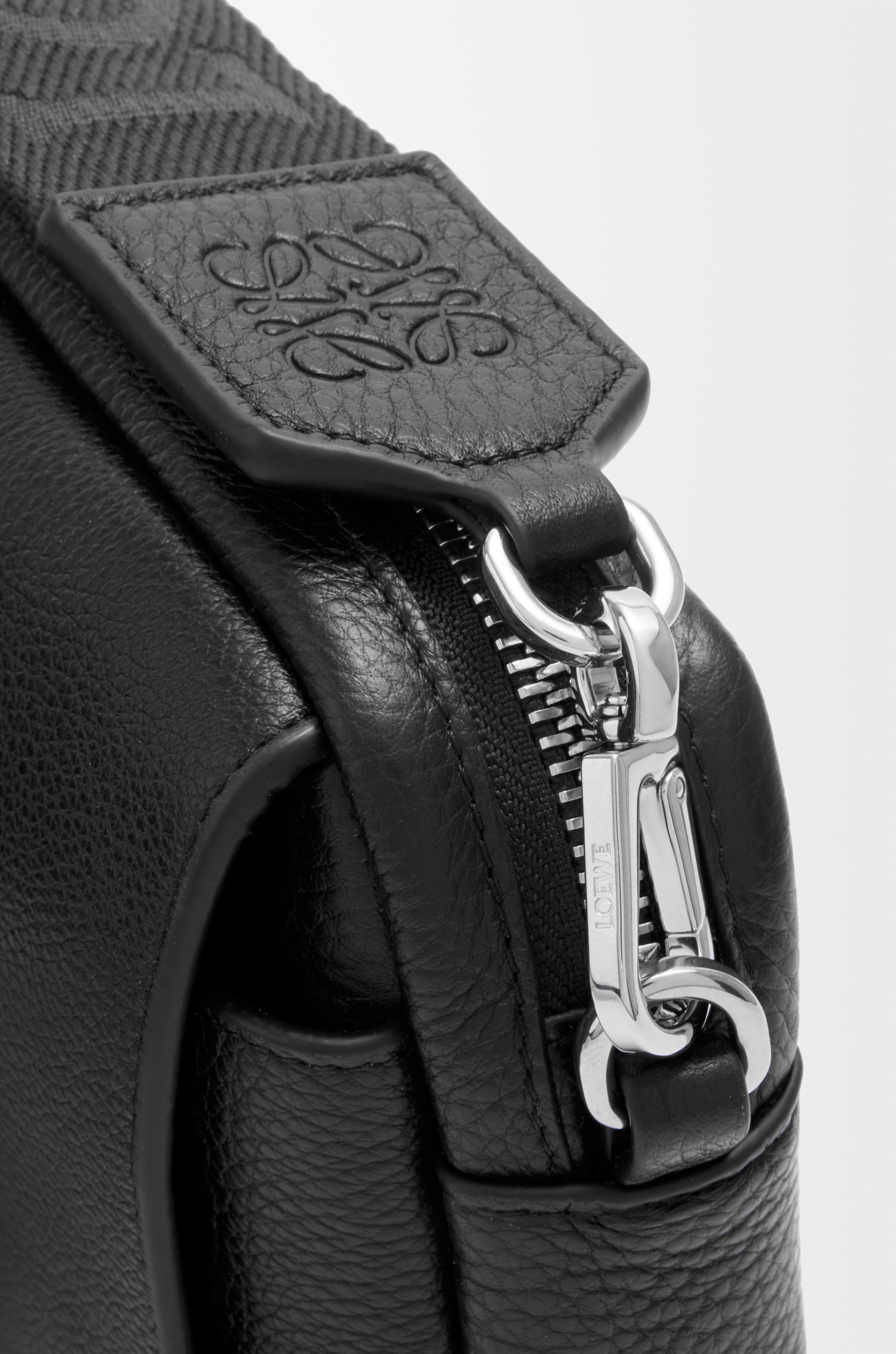Small Pebble messenger bag in supple grained calfskin - 5