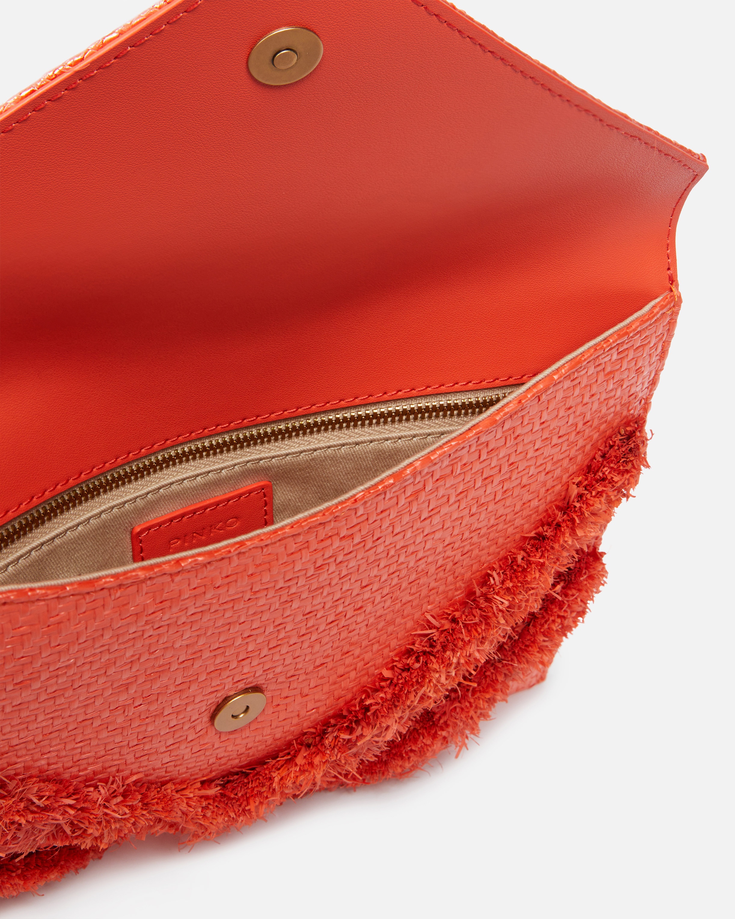 FLAT CLUTCH BAG IN FRINGED CHEVRON RAFFIA - 4
