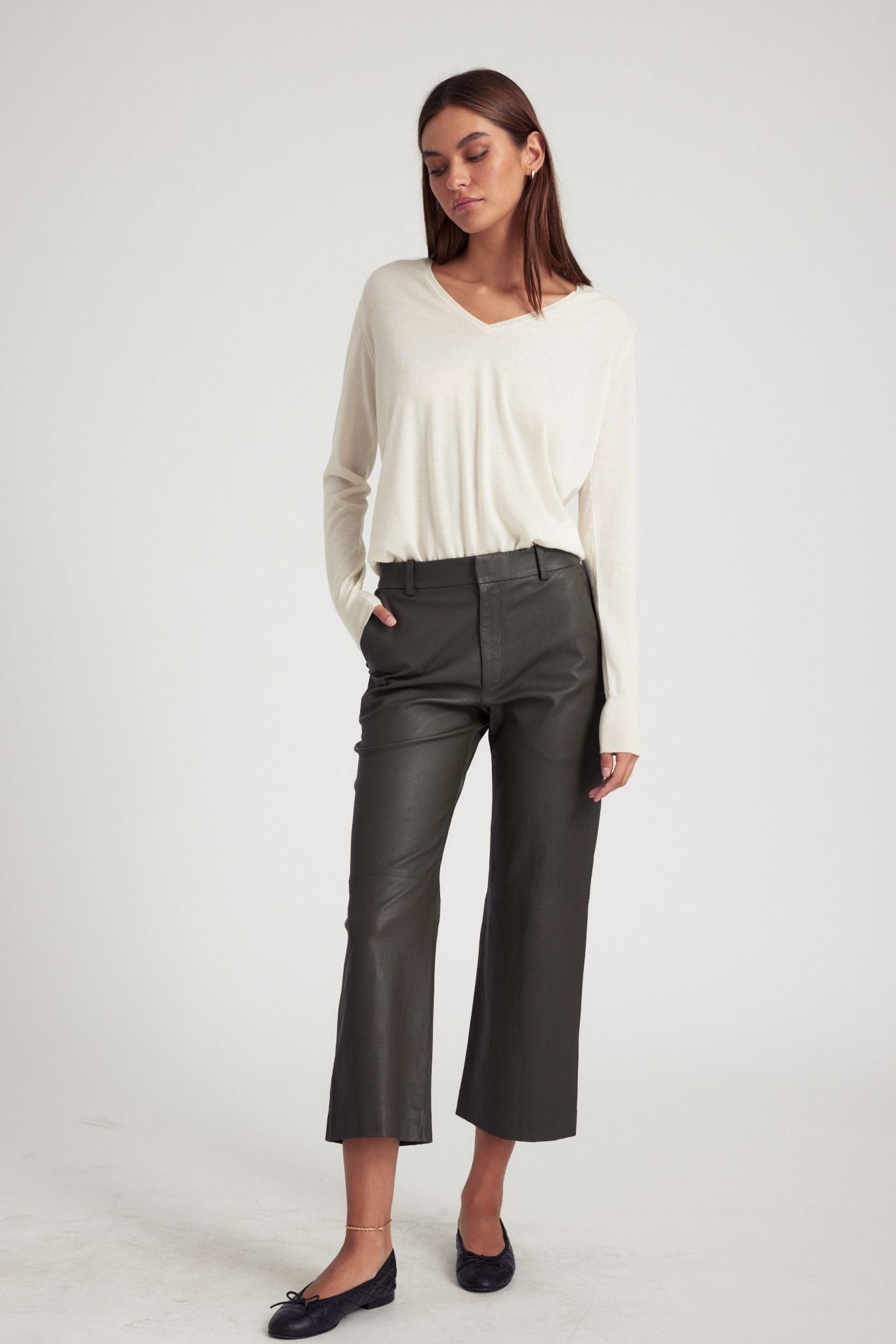 CHALK CASHMERE V-NECK SWEATER - 5