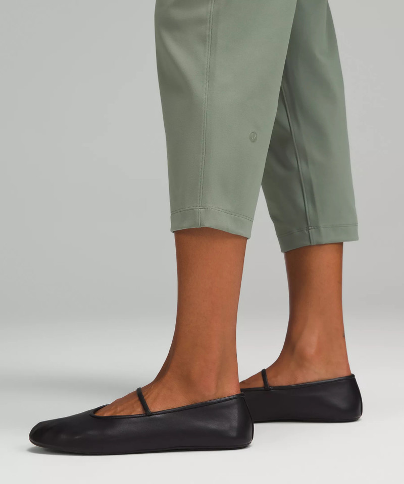 Luxtreme Slim-Fit Pull-On Mid-Rise Cropped Pant 6