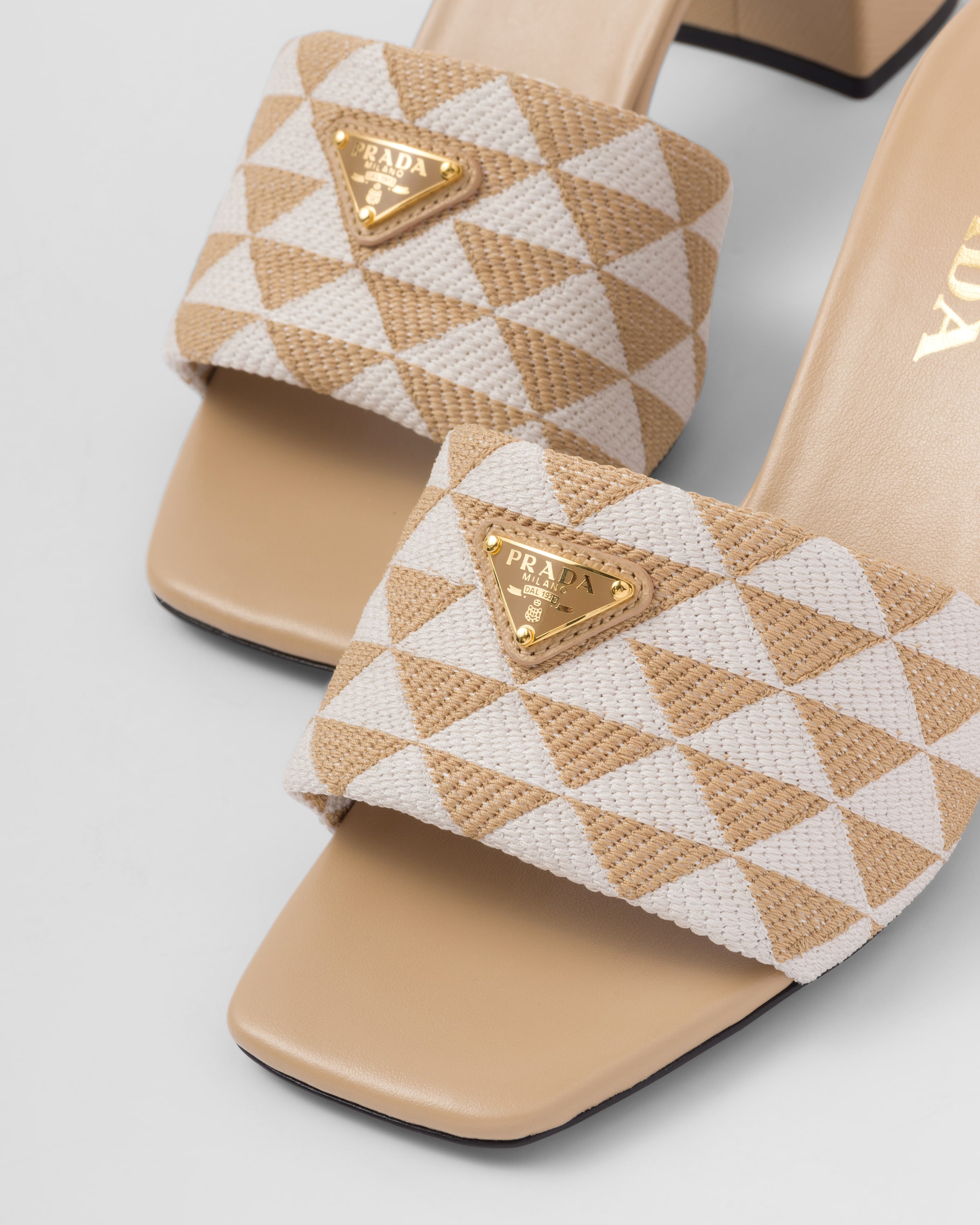 サンダル・ミュール PRADA EMBROIDERED FABRIC MULES Prada Embroidered fabric sandals | REVERSIBLE