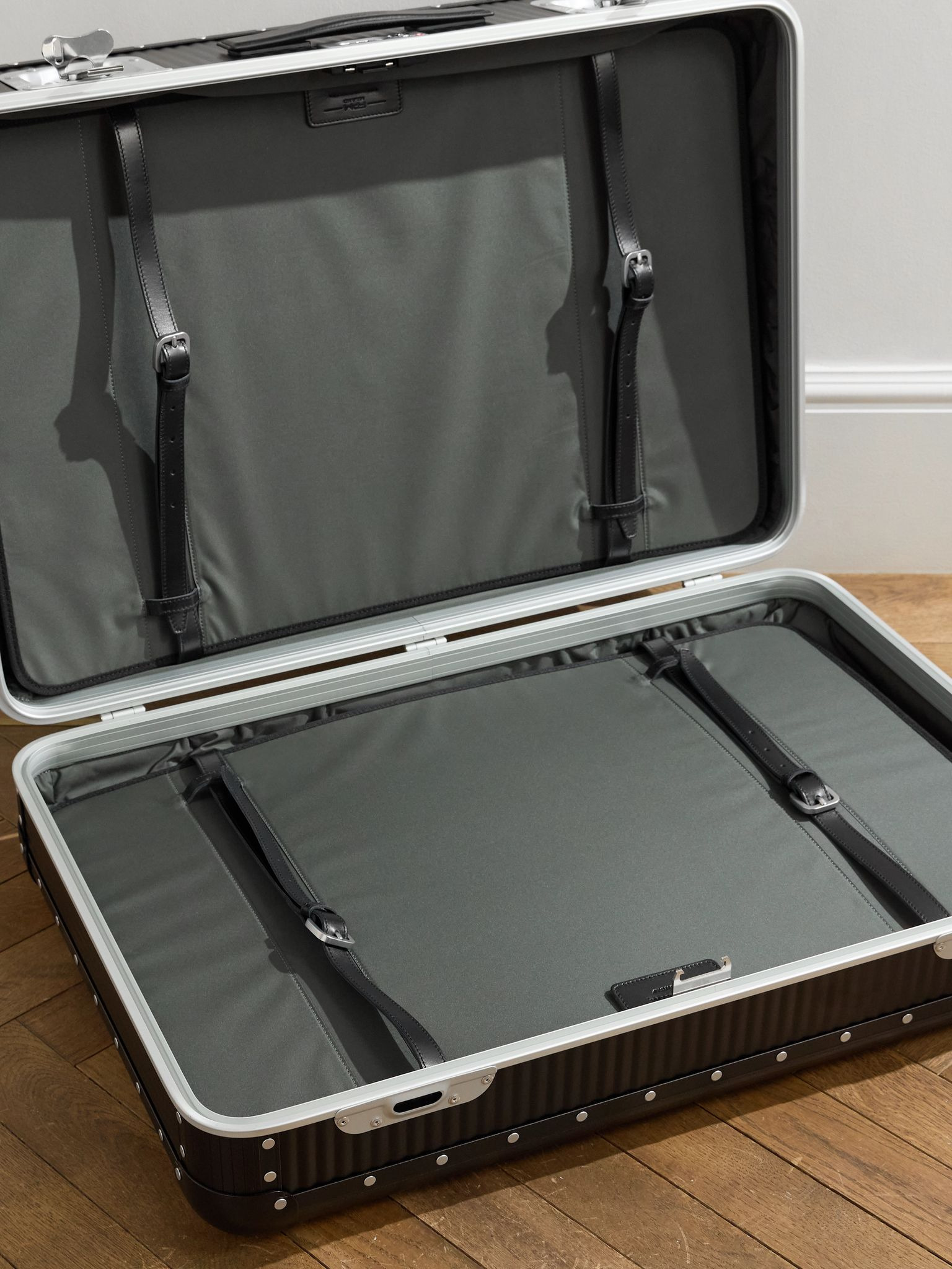Bank Spinner 76cm Leather-Trimmed Polycarbonate Spinner Suitcase Black - 3