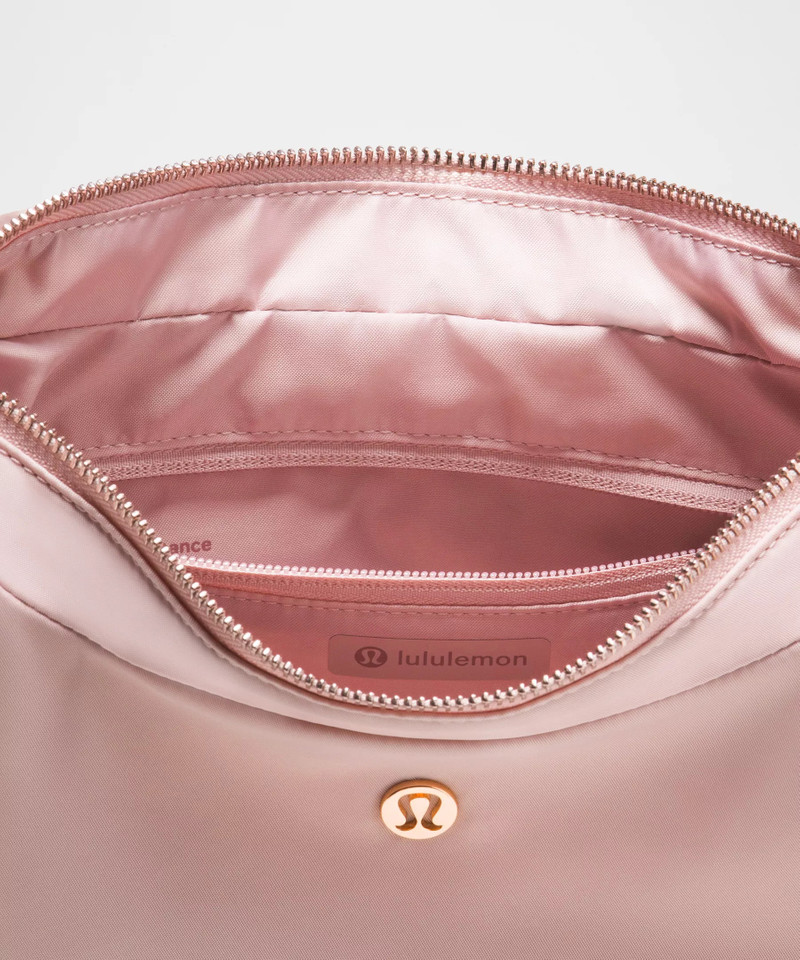 City Essentials Shoulder Bag 4L 5