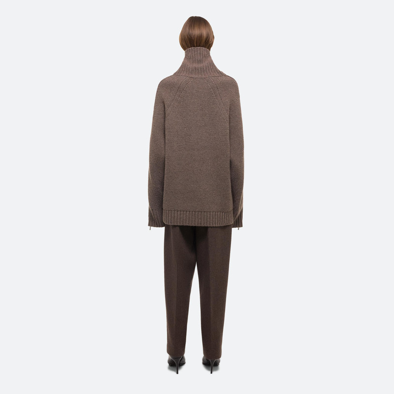 SUITCASE TURTLENECK 9