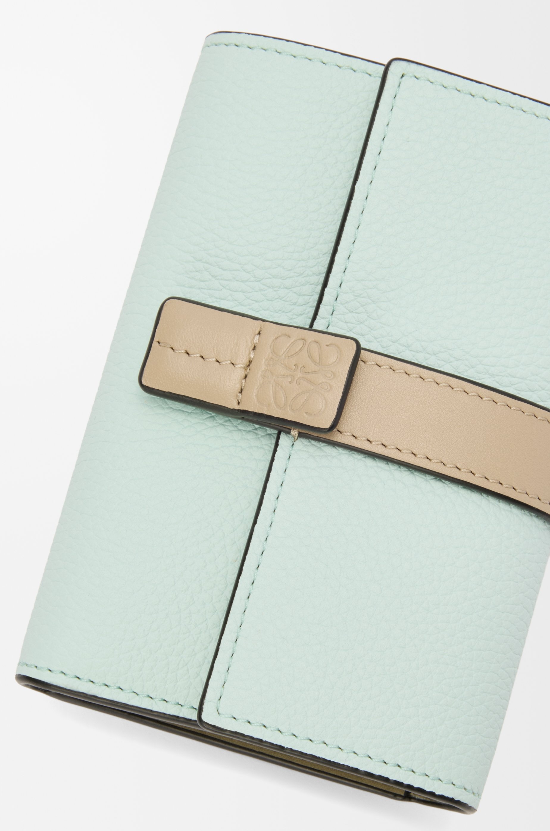 Small vertical wallet in soft grained calfskin - 5