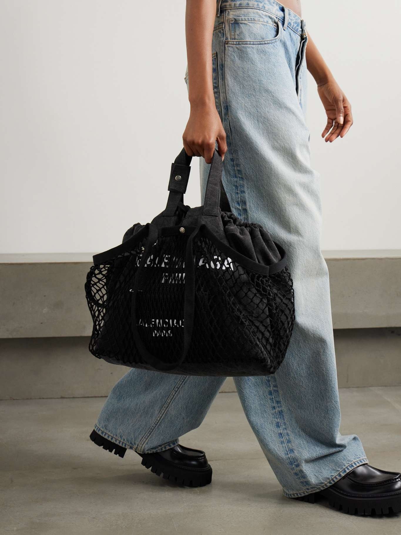 トートバッグ BALENCIAGA BLACK CANVAS AND MESH MEDIUM 24/7 SHOPPING BAG BALENCIAGA Black canvas and mesh medium 24/7 shopping bag