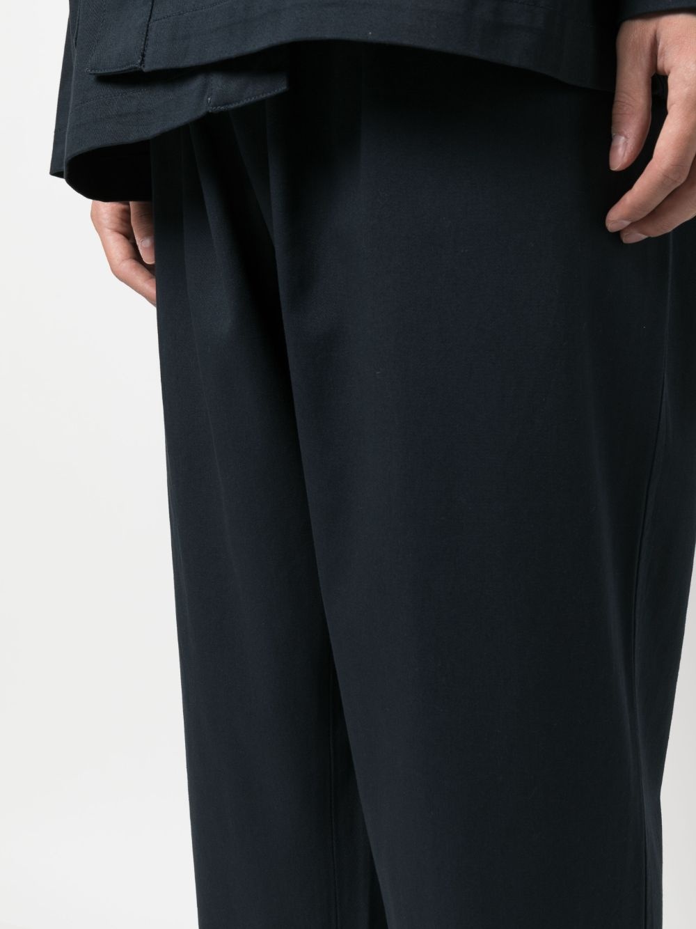 elasticated-waistband tapered trousers - 5