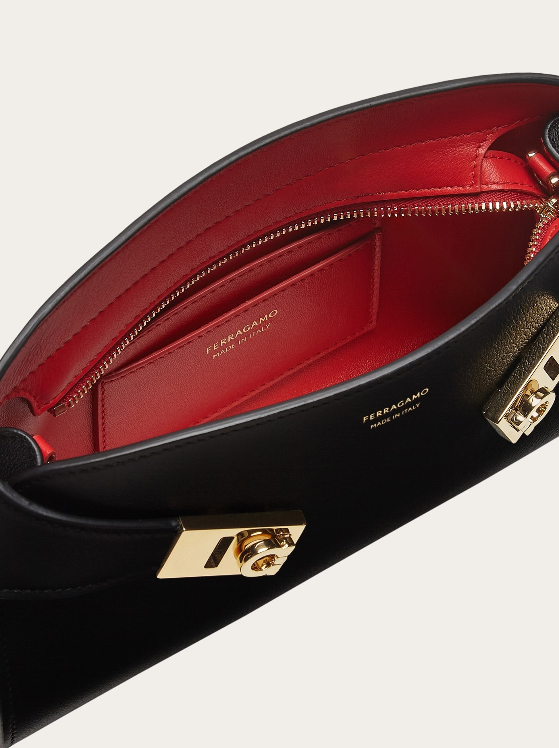 りお　0206 FERRAGAMO Hug crossbody bag | REVERSIBLE