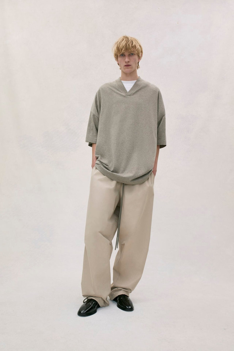 ESSENTIALS ESSENTIALS V-NECK outlook