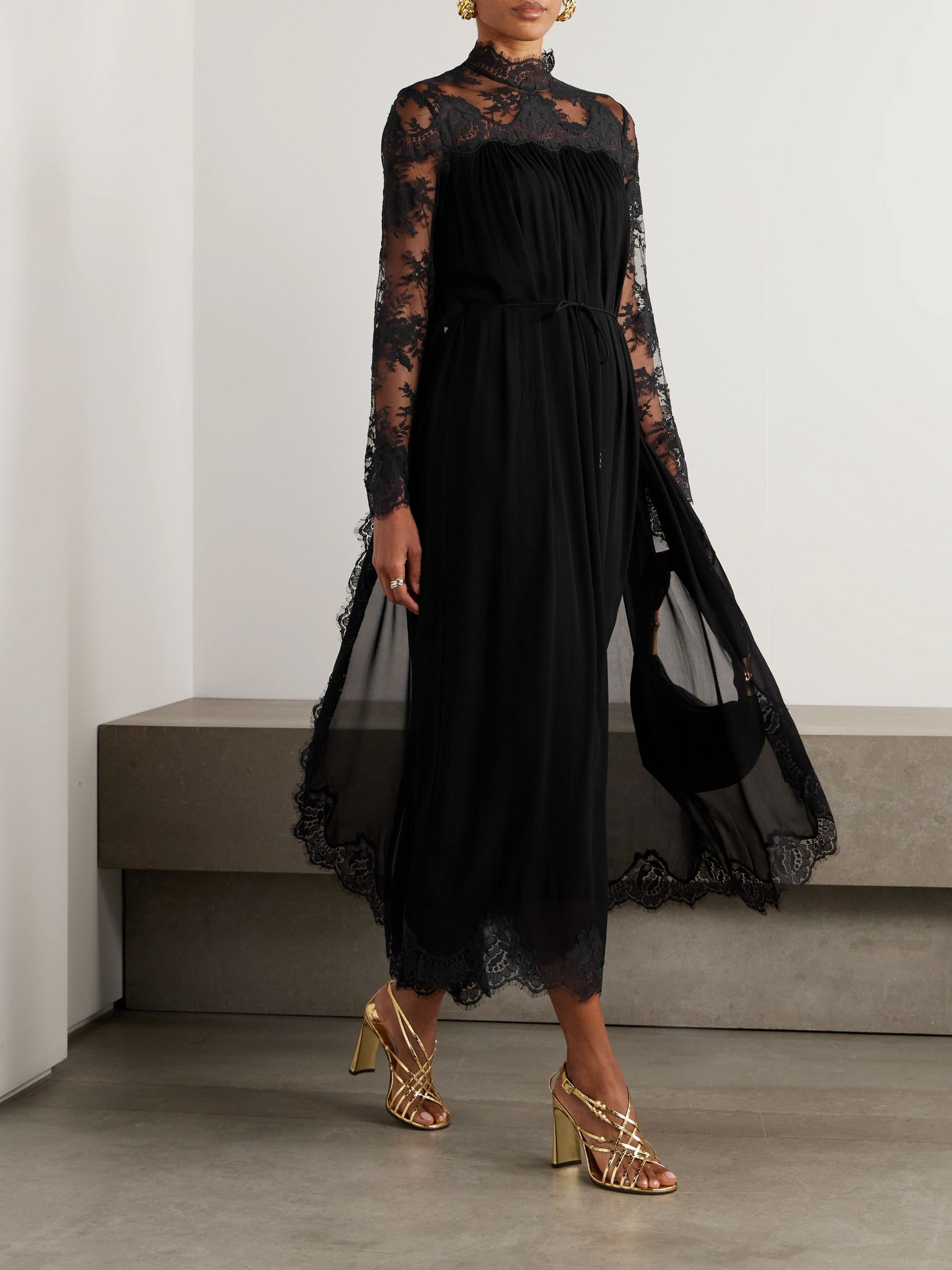 Gathered lace-trimmed crepe midi dress Black - 2