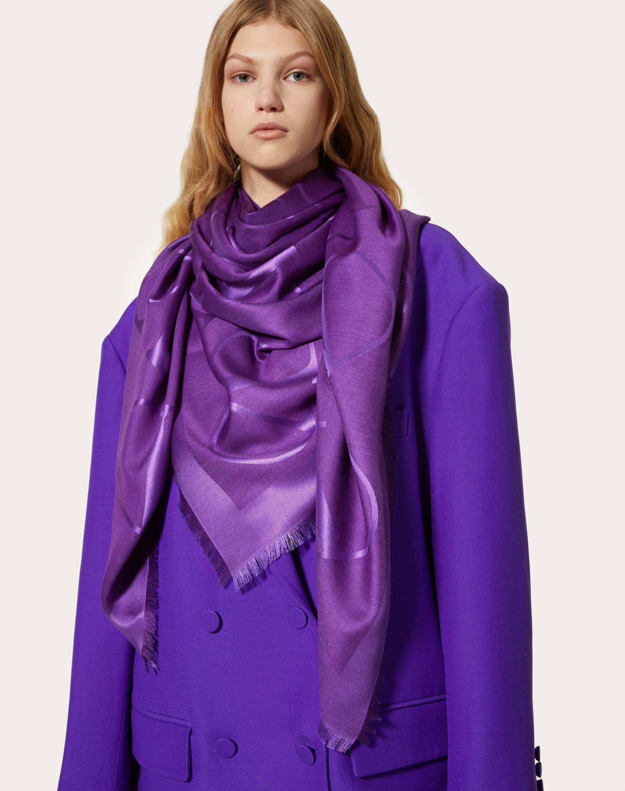 VLOGO SIGNATURE JACQUARD SHAWL IN SILK AND WOOL 140X140 CM - 4