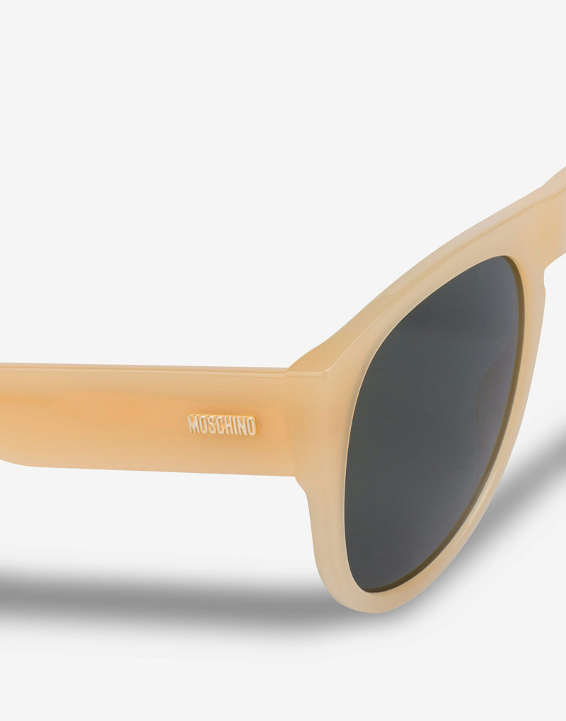 SUNGLASSES WITH GREEN LENSES 3