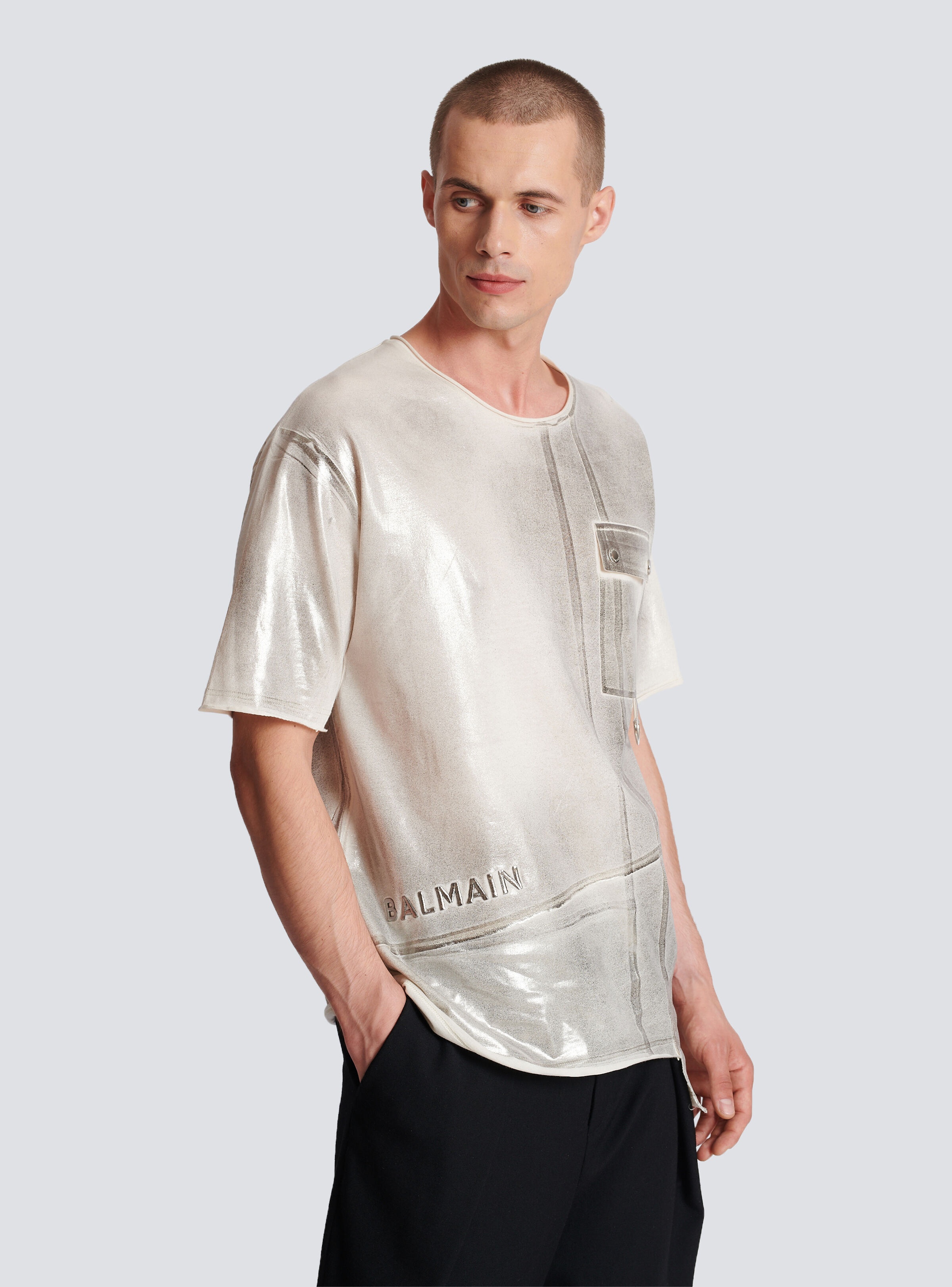 Asymmetrical eco-responsible cotton T-shirt with Balmain logo pleat print - 7