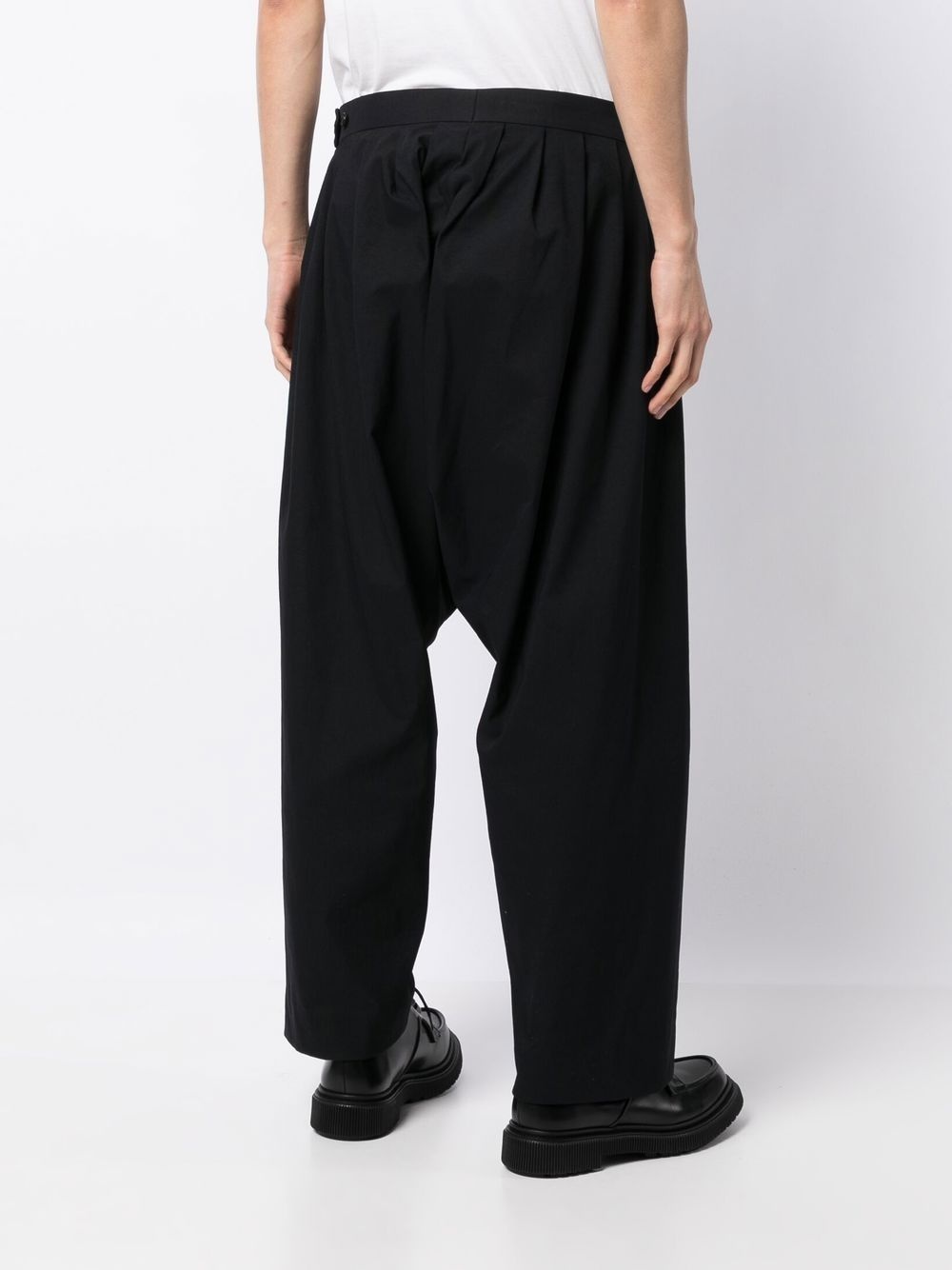 loose-fit pleat-detail trousers - 4