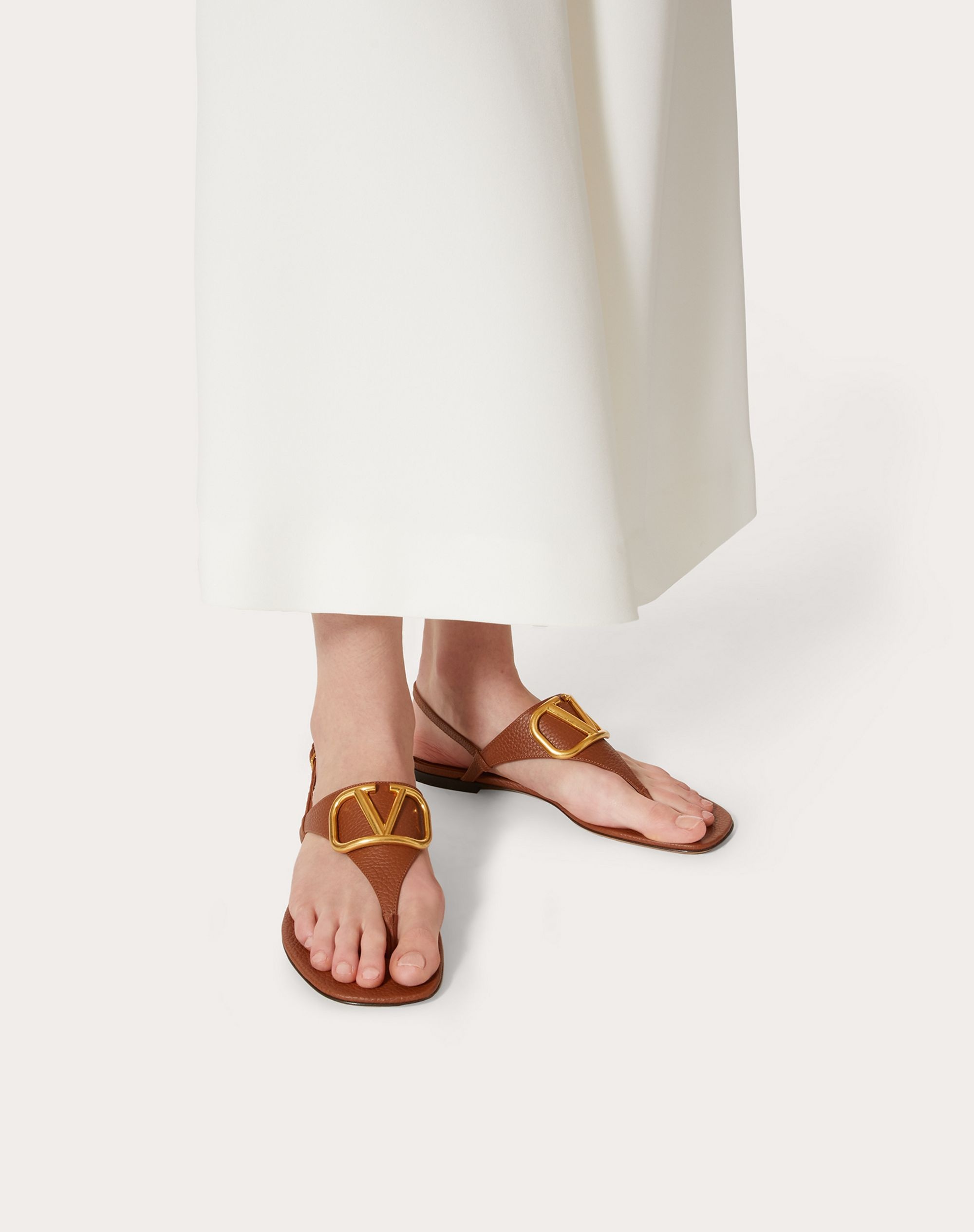 VLOGO SIGNATURE FLAT THONG SANDAL IN GRAINY CALFSKIN - 6