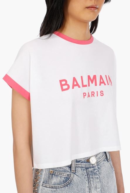 Cropped white cotton T-shirt with flocked pink Balmain logo - 7