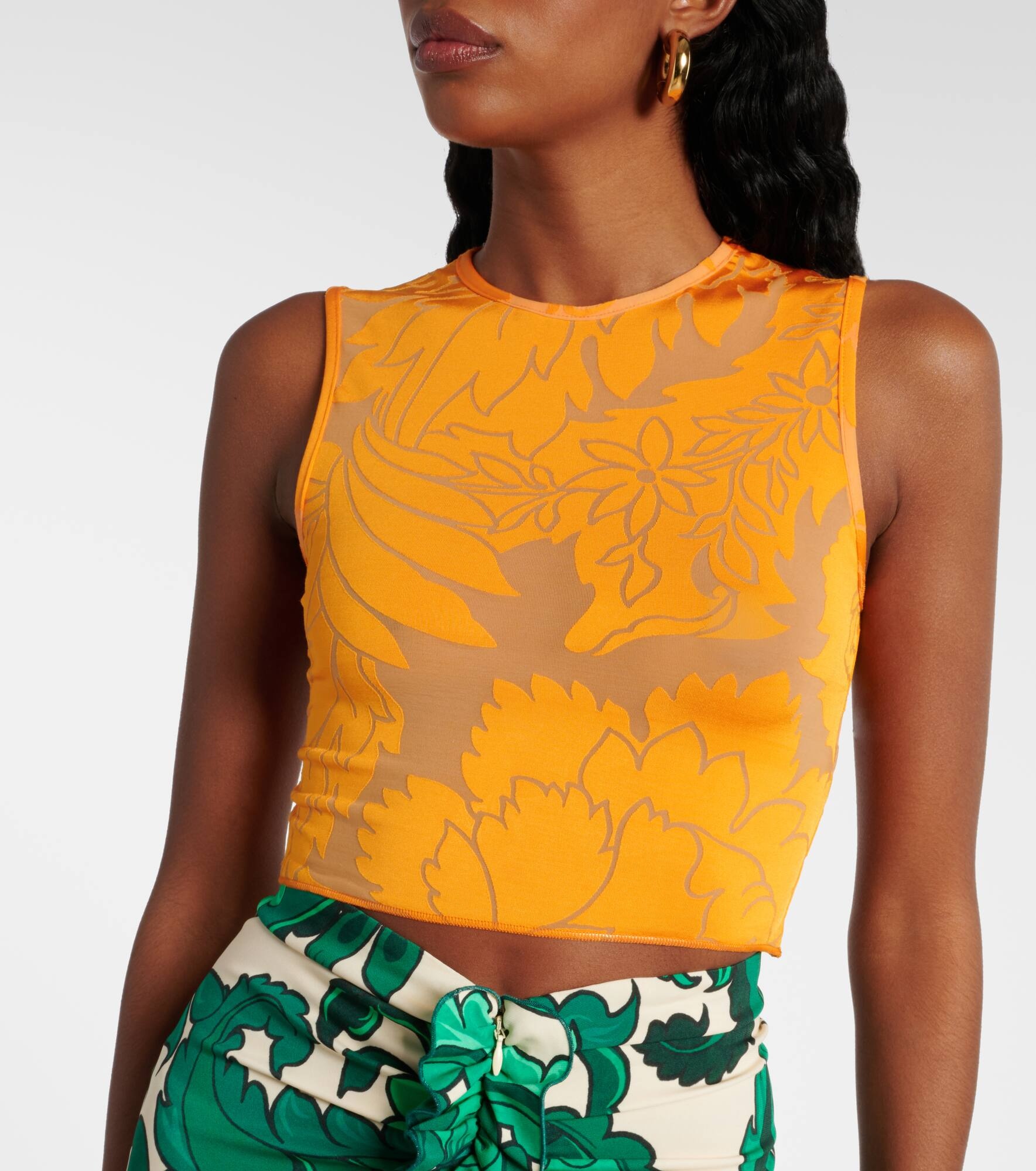 Open-knit sweater and printed crop top set - 7