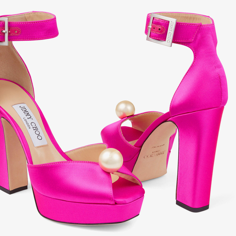 소코리 120
Pearl Detailing을 가진 Fuchsia 공단 플랫폼 샌들 4
