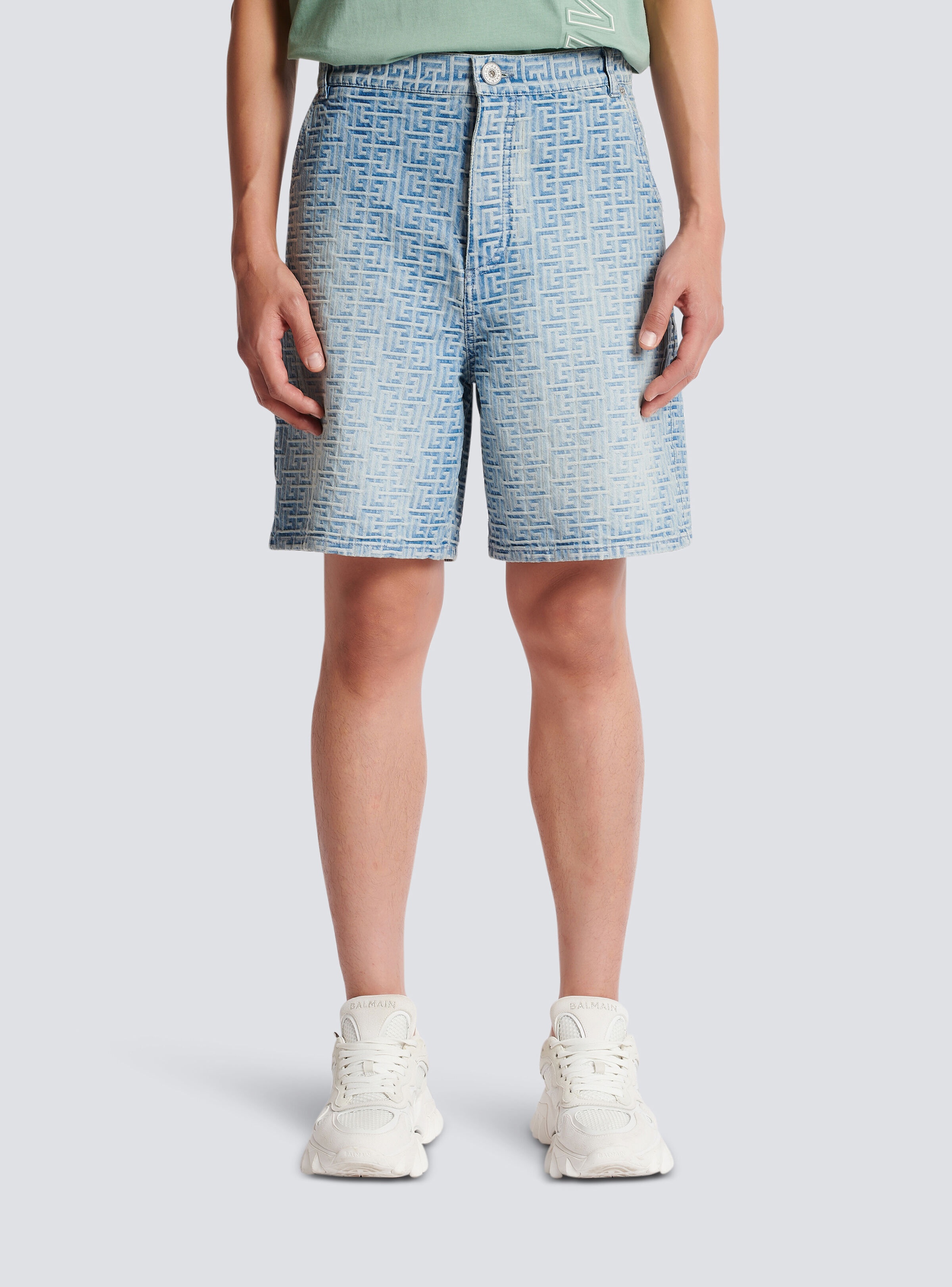 Monogrammed straight-cut denim shorts - 5