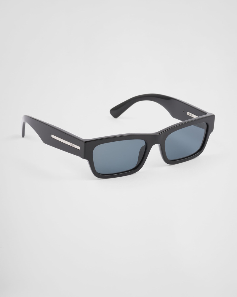 Sunglasses with iconic metal plaque 3